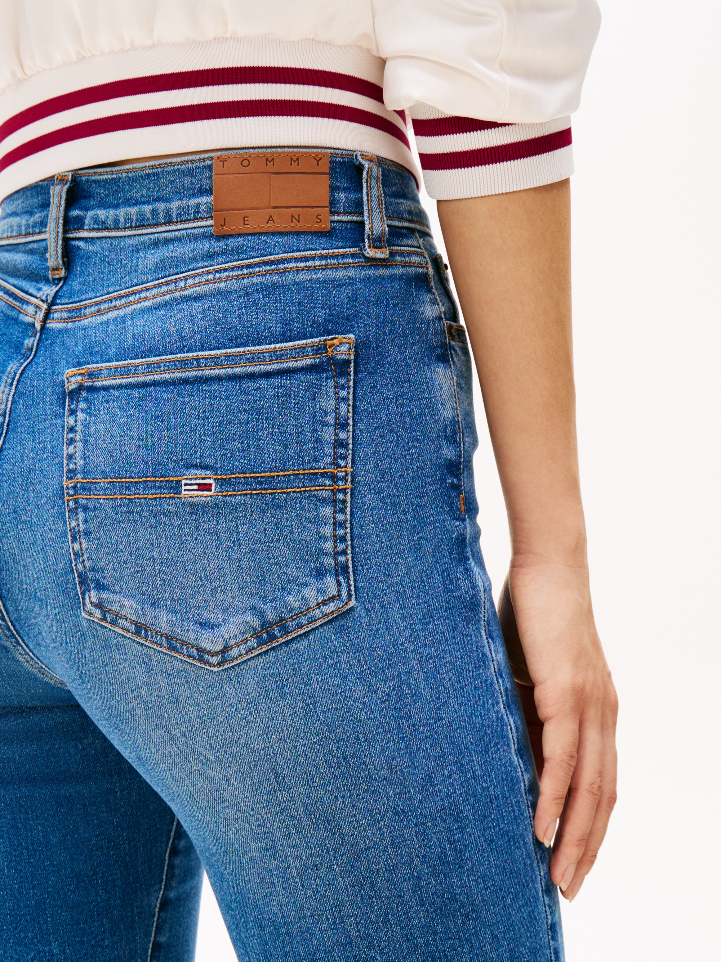 Tommy Jeans Bootcut-Jeans »SYLVIA HGH FLR«, Weite Beinform und Logo Stickerei auf der Gesäßtasche