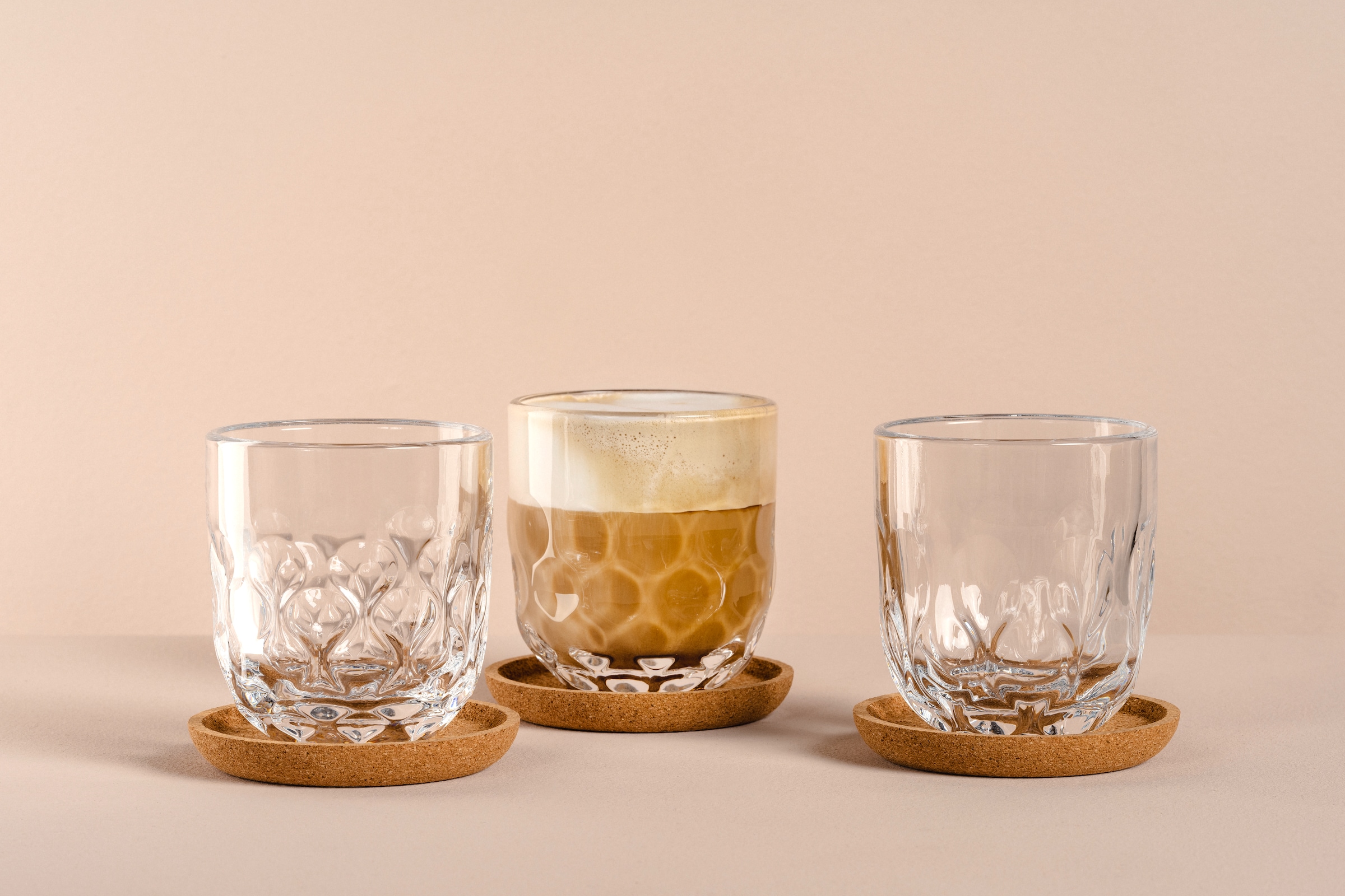 LEONARDO Gläser-Set »Kaffee-Set GOCCE, 220 ml, 6-teilig« 3 Gläser mit unterschiedlichem Tropfenrelief, inkl. Kork-Untersetzer