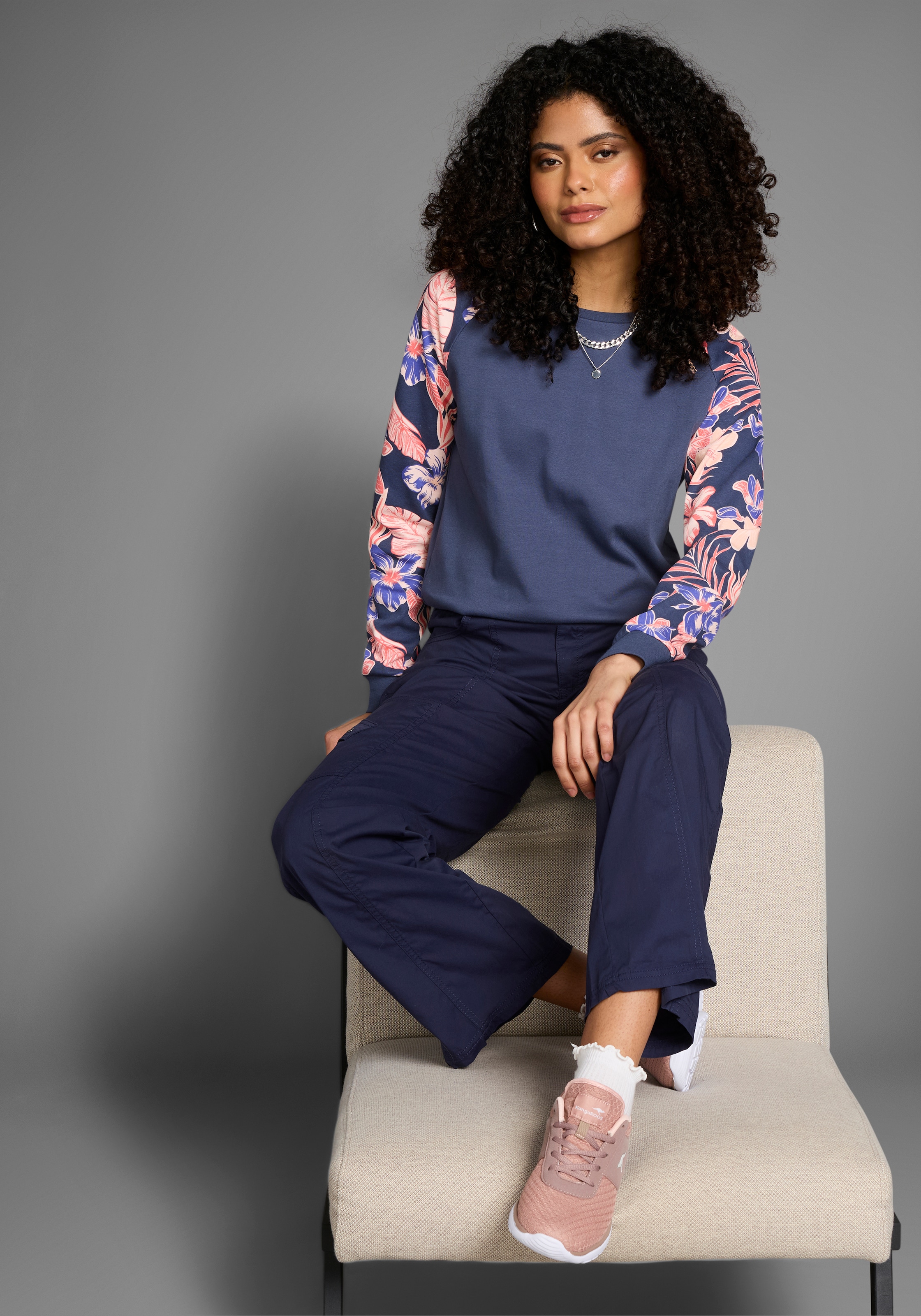 KangaROOS Sweatshirt , Ärmel mit Blumendruck
