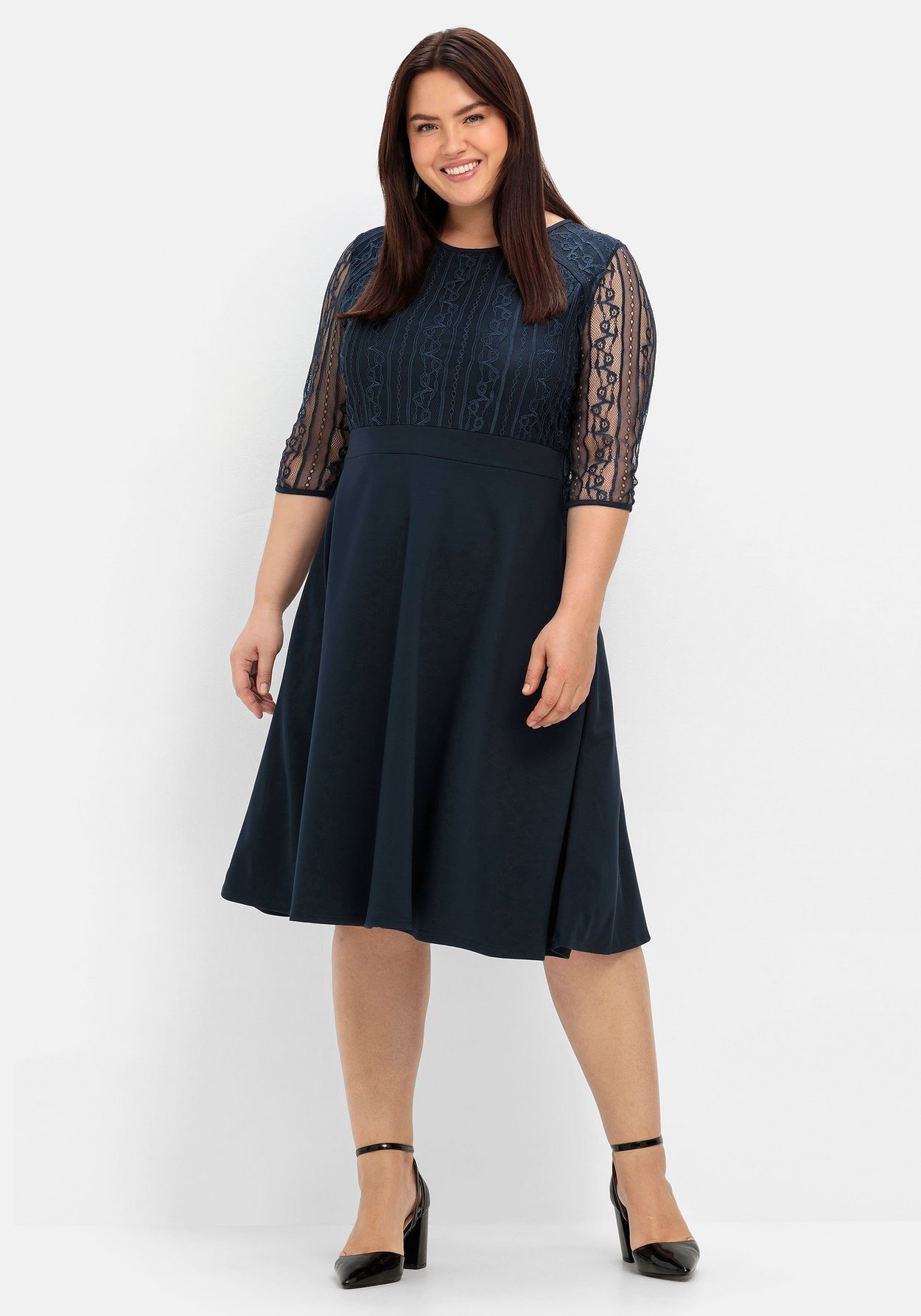Sheego Abendkleid »Cocktailkleid mit floraler Spitze und Chiffon-Ärmeln«, mit floraler Spitze und Chiffon-Ärmeln