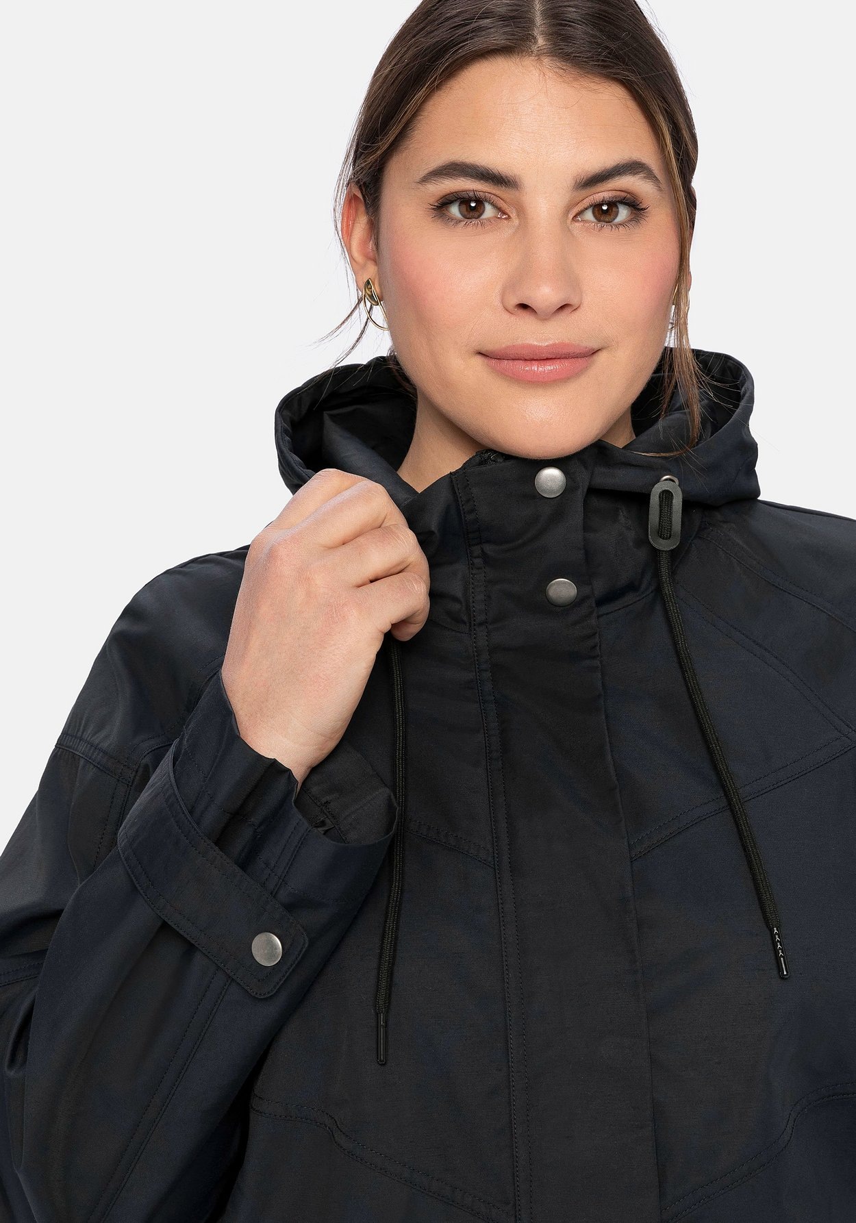 Sheego Outdoorjacke »Outdoorjacke aus wasserabweisendem Material-Mix«, mit Kapuze, aus wasserabweisendem Material-Mix