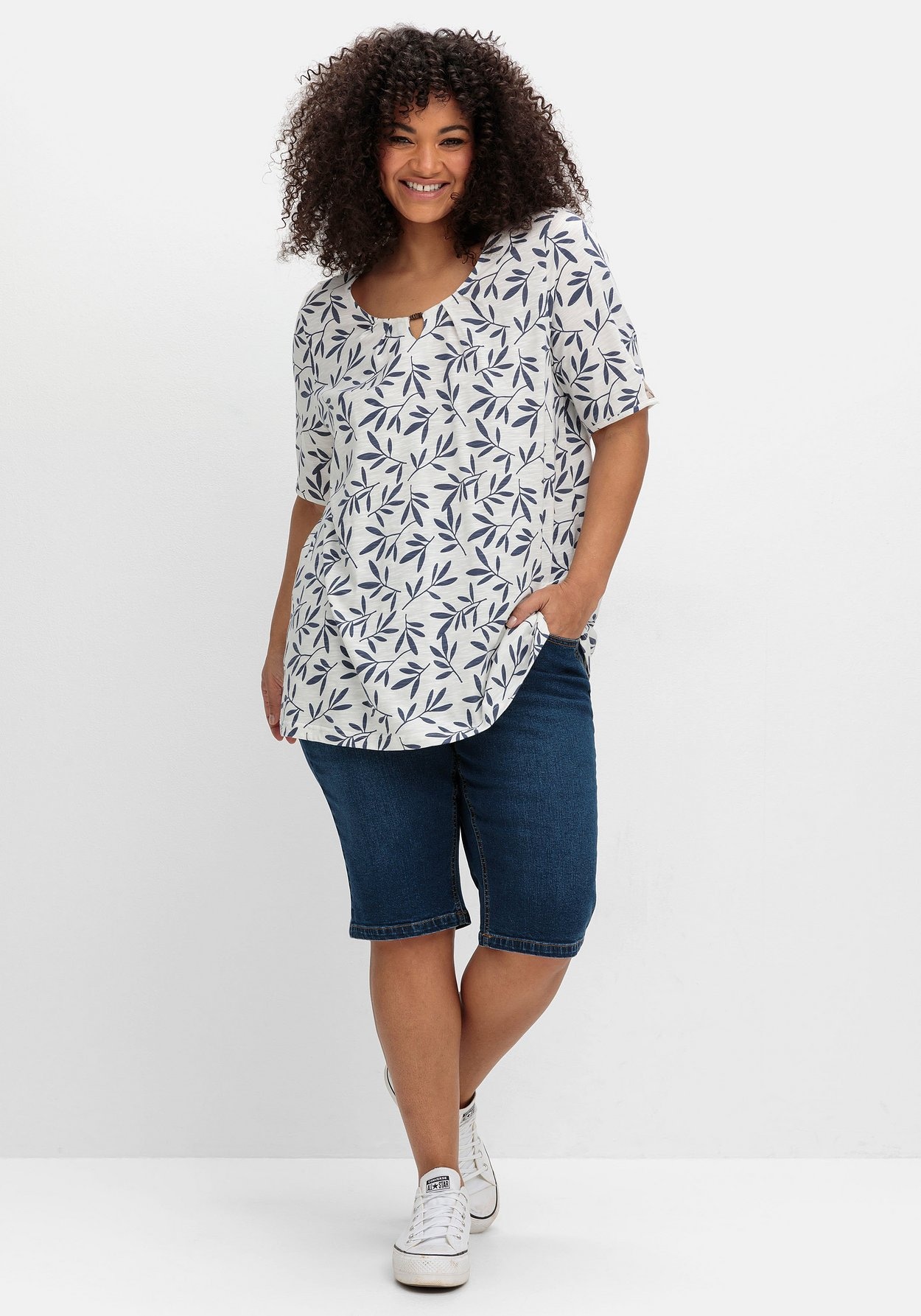 Sheego T-Shirt »Shirt mit Blätterprint und Perlen-Detail«
