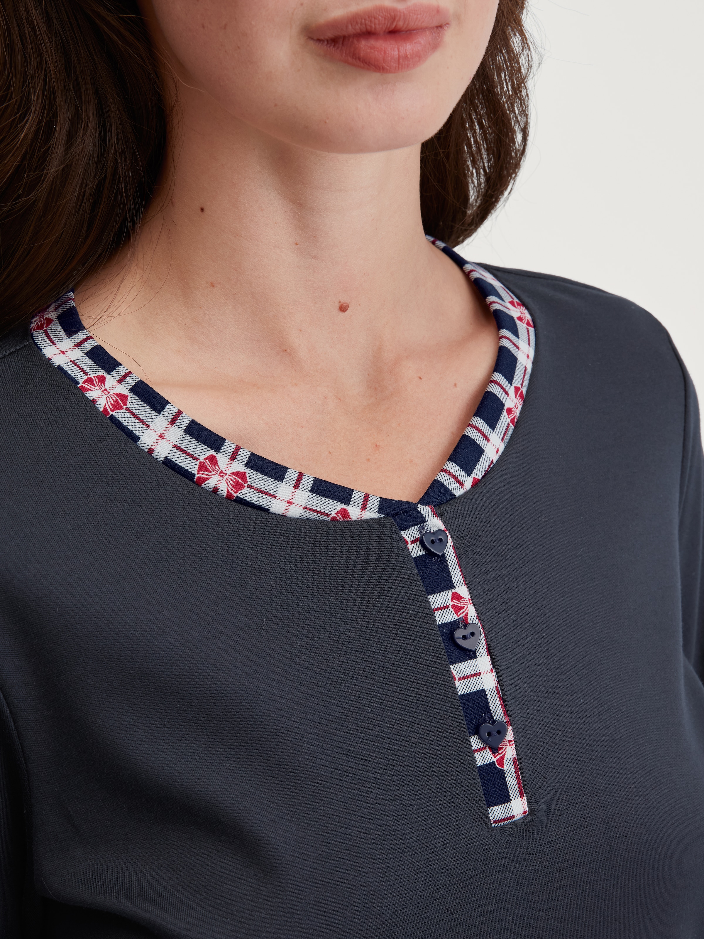 CALIDA Schlafanzug »Family & Friends« 2 tlg. Knopfleiste, Pure Cotton, Langarm, Serafino-Ausschnitt, weich