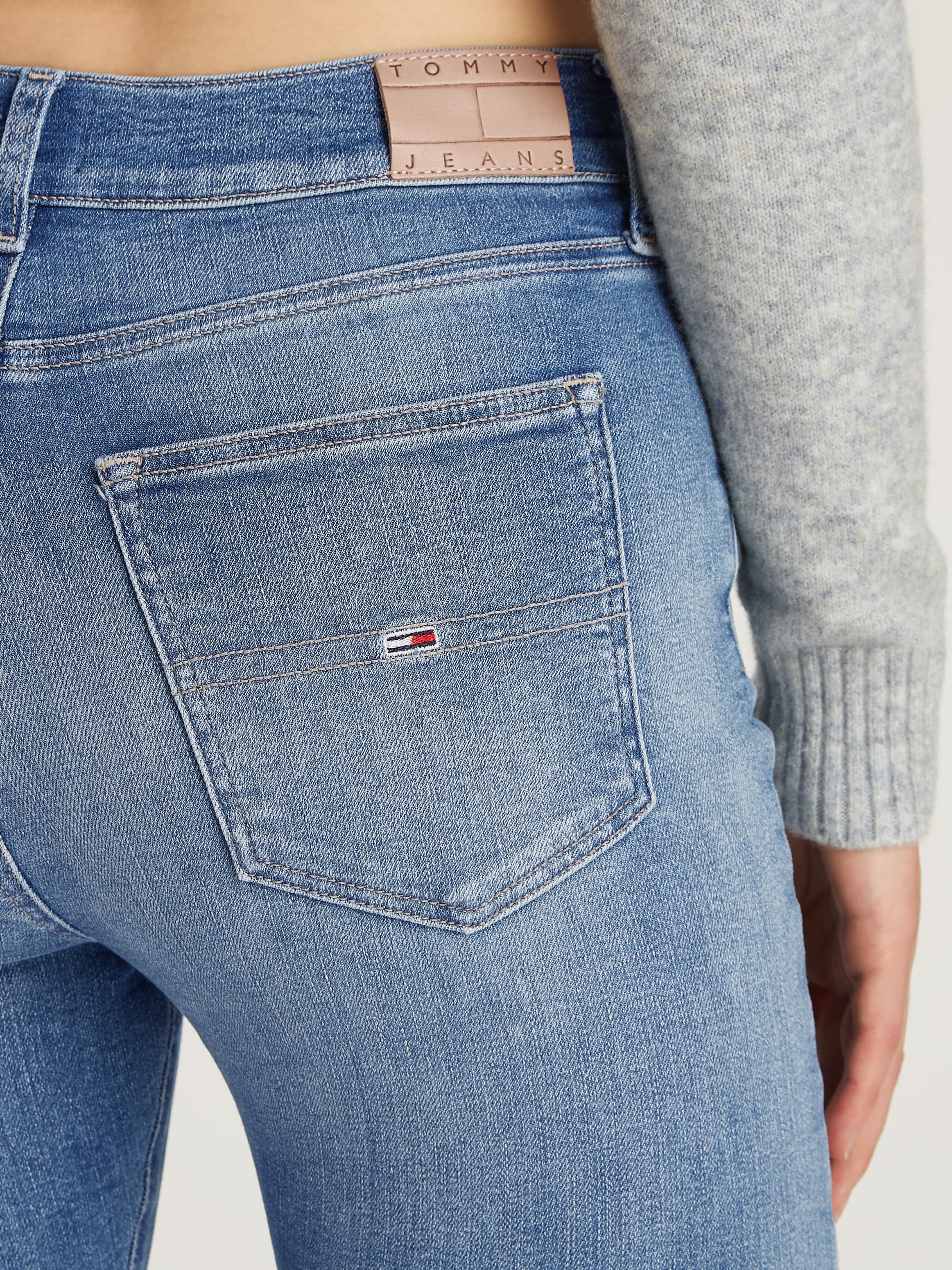 Tommy Jeans Skinny-fit-Jeans »Sylvia High Rise Skinny«, mit Logo-Badge