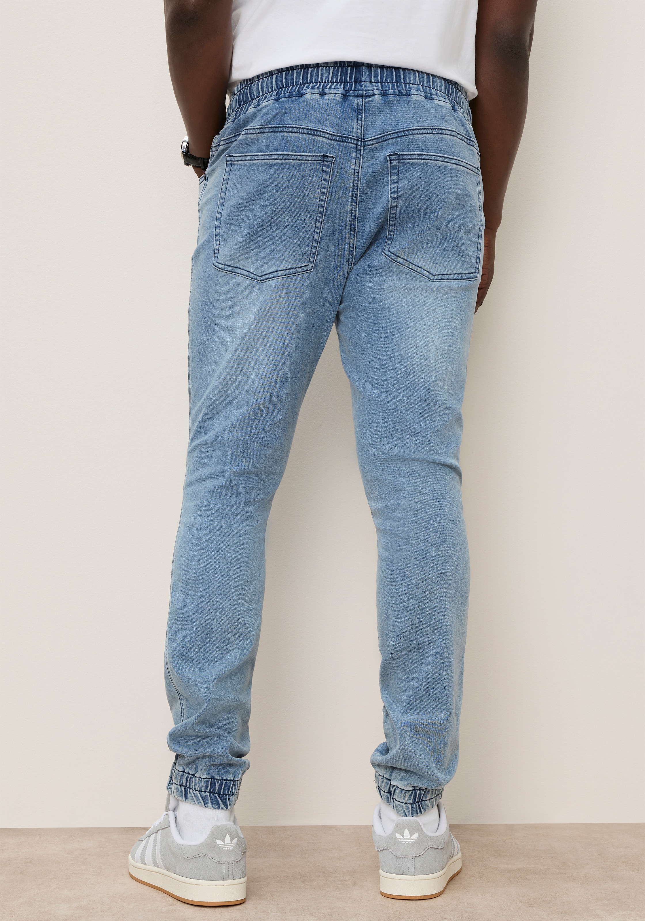 DELMAO Jogg Pants mit Eingrifftaschen und Gesäßtaschen, Comfort Fit, gerader Beinverlauf