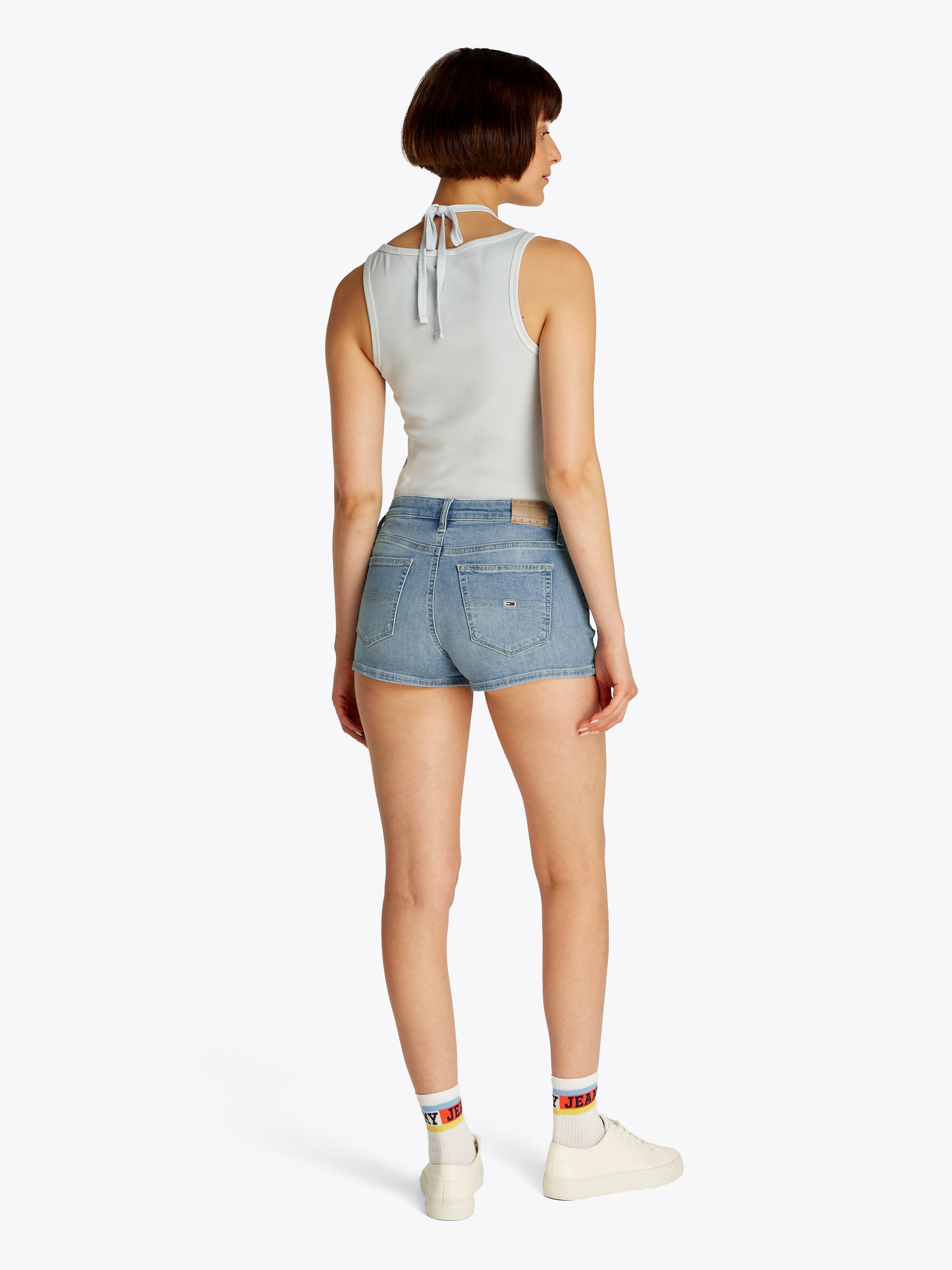 Tommy Jeans Shorts »NORA SHORT BI8219«, mit Logo-Bage, in blauer Waschung