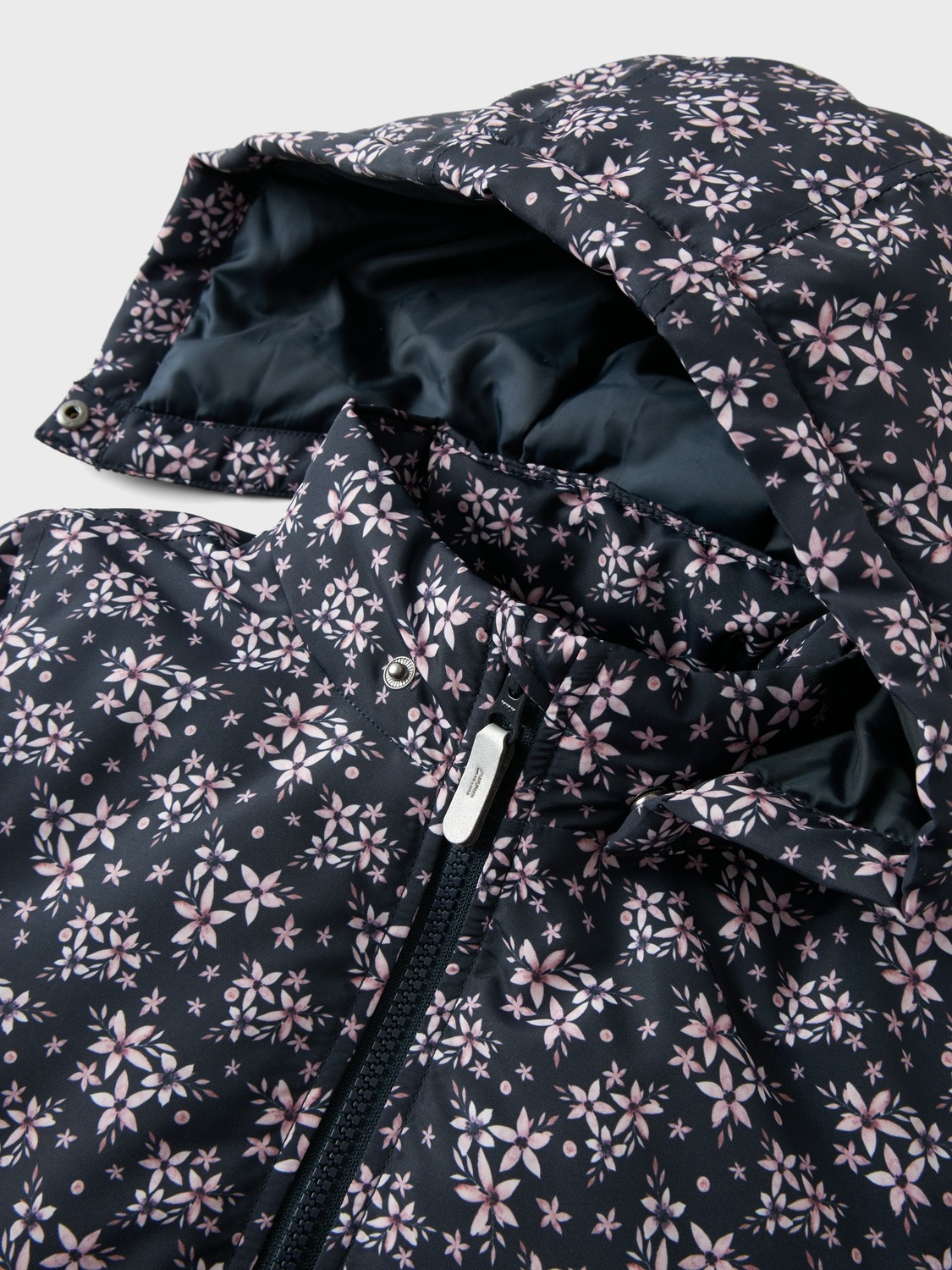 Name It Outdoorjacke »NKFMAXI JACKET AOP«, mit Kapuze, mit reflektierenden Details