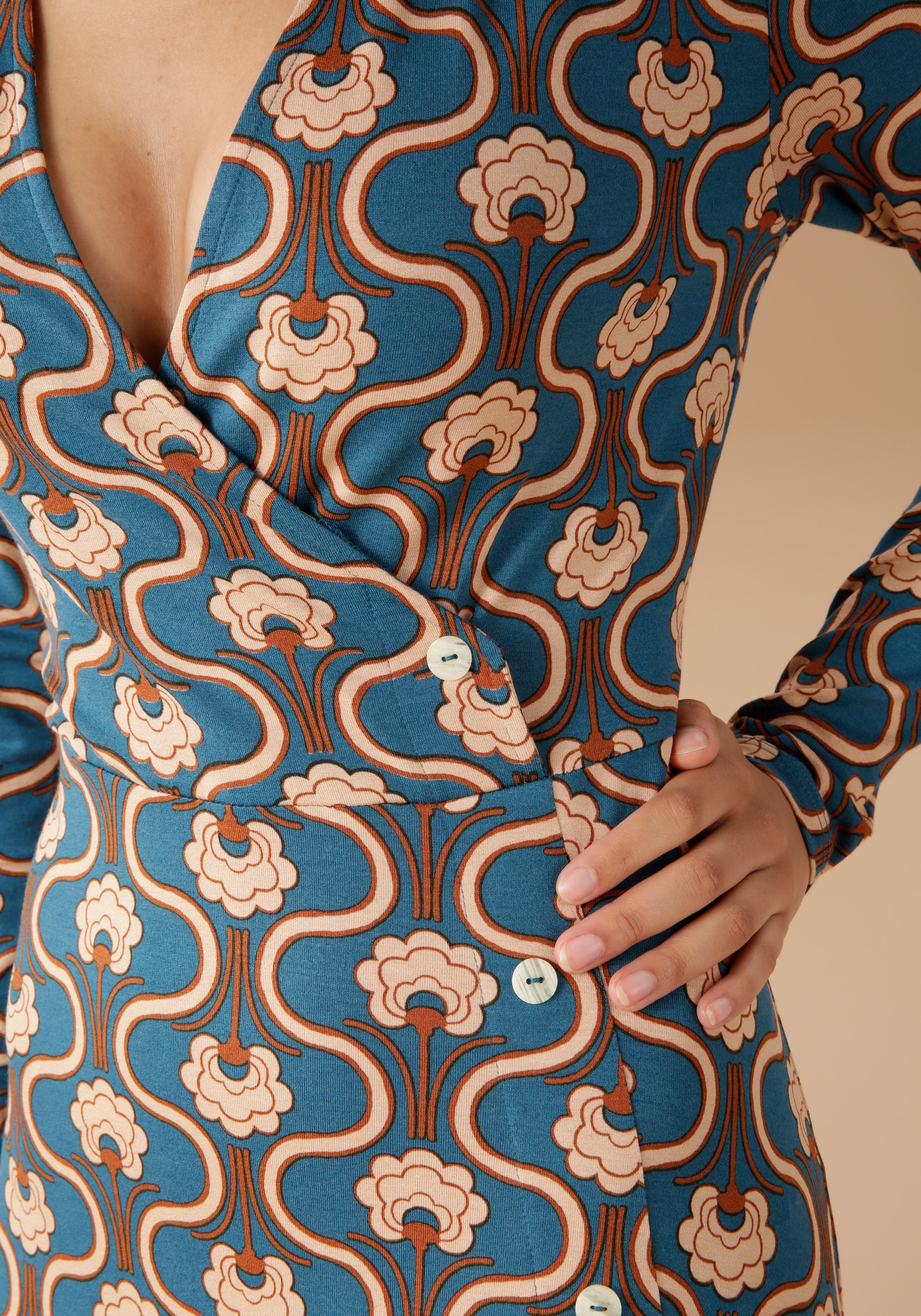 Aniston CASUAL Jerseykleid, mit trendigem Retromuster bedruckt