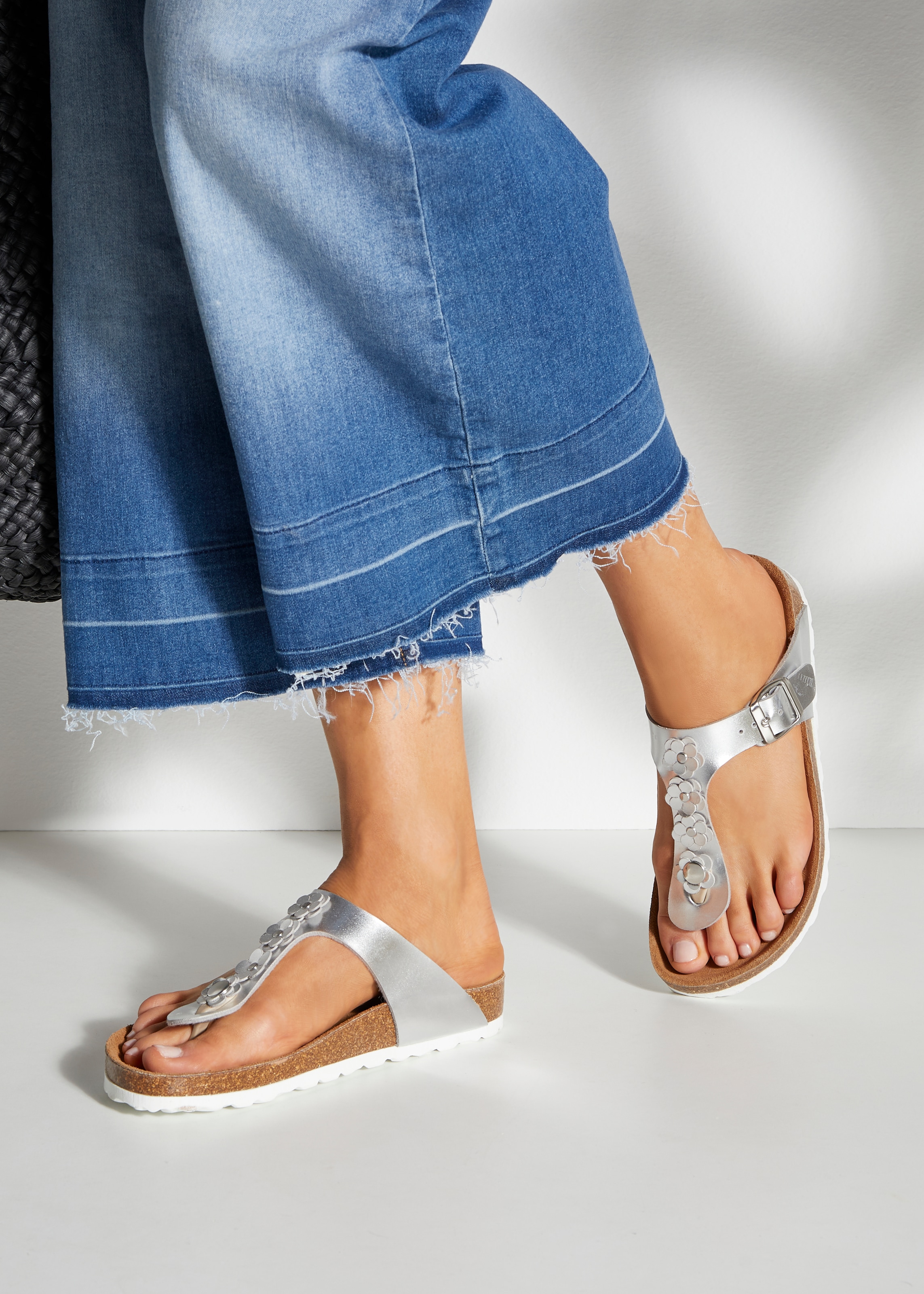 LASCANA Zehentrenner »Sandale, Pantolette, offener Schuh, Sommerschuh,«, mit modischer Applikation und Komfortkorkfußbett aus Leder