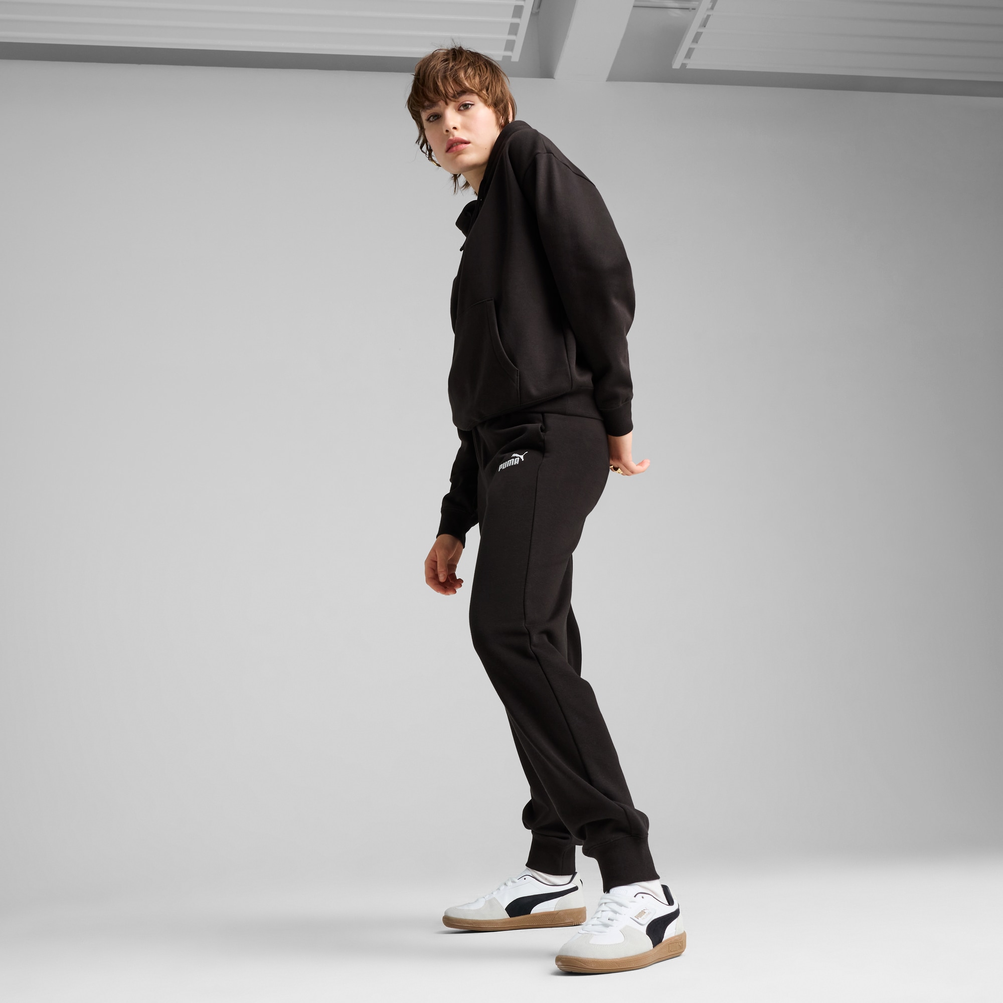 PUMA Trainingshose »ESS SMALL NO. 1 LOGO COMFORT HIGH-WAIST SWEATPANTS TR CL«