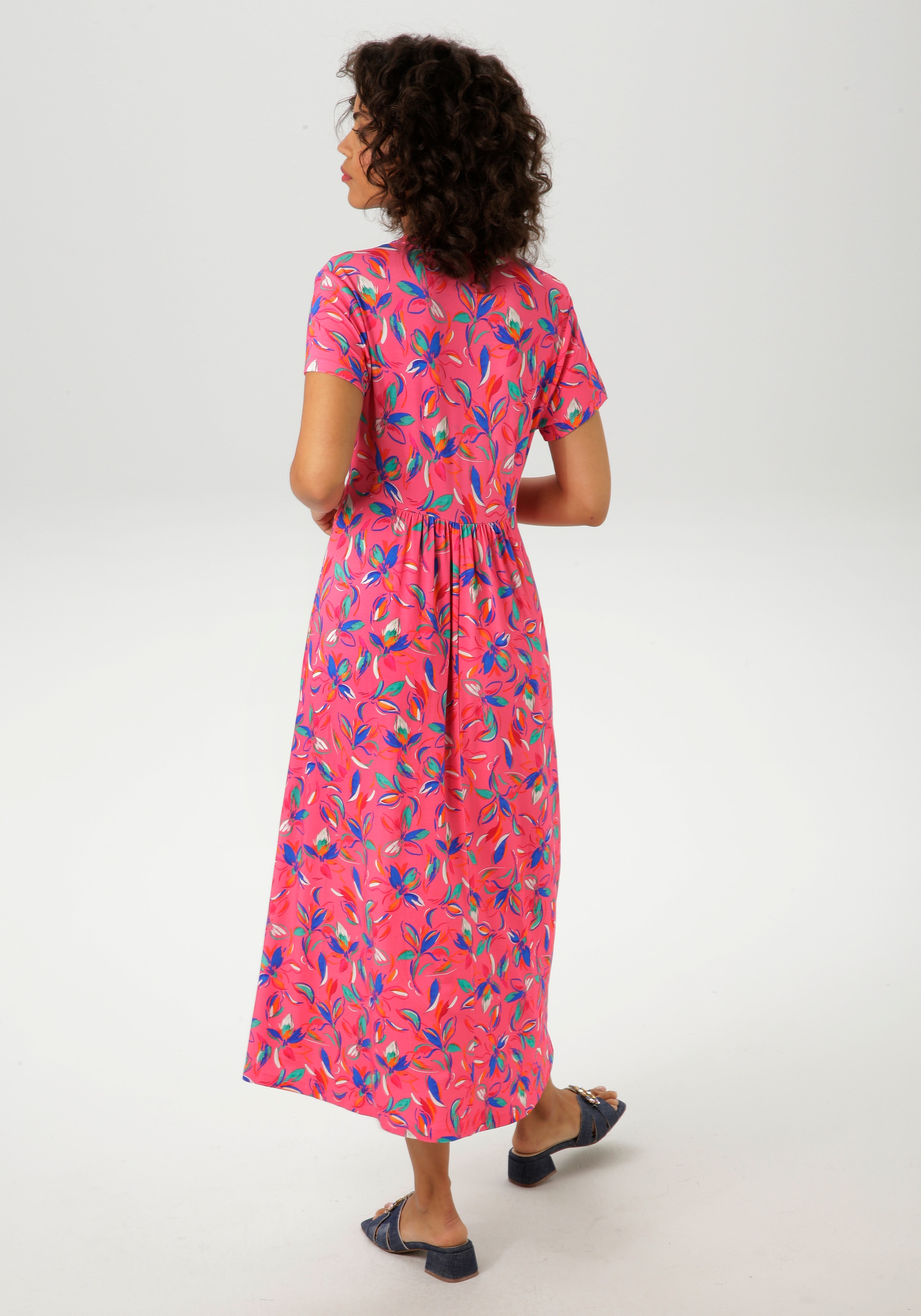 Aniston CASUAL Sommerkleid, mit kunstvollen Blüten und Blättern bedruckt