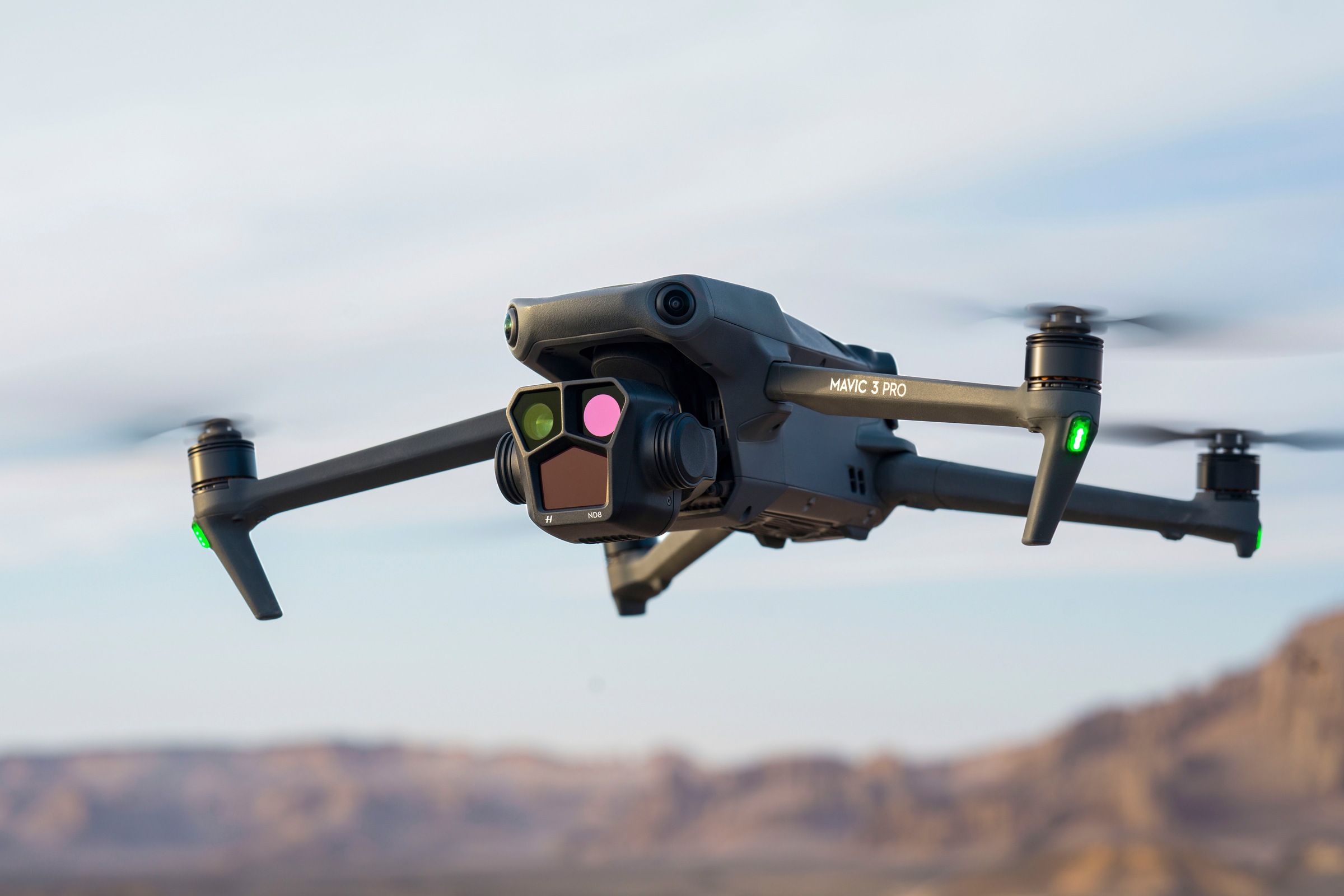 DJI Drohne »DJI Mavic 3 Pro Cine Premium«, (DJI RC Pro Fernsteuerung, 1TB SSD, 3 Akkus und Ladestation)