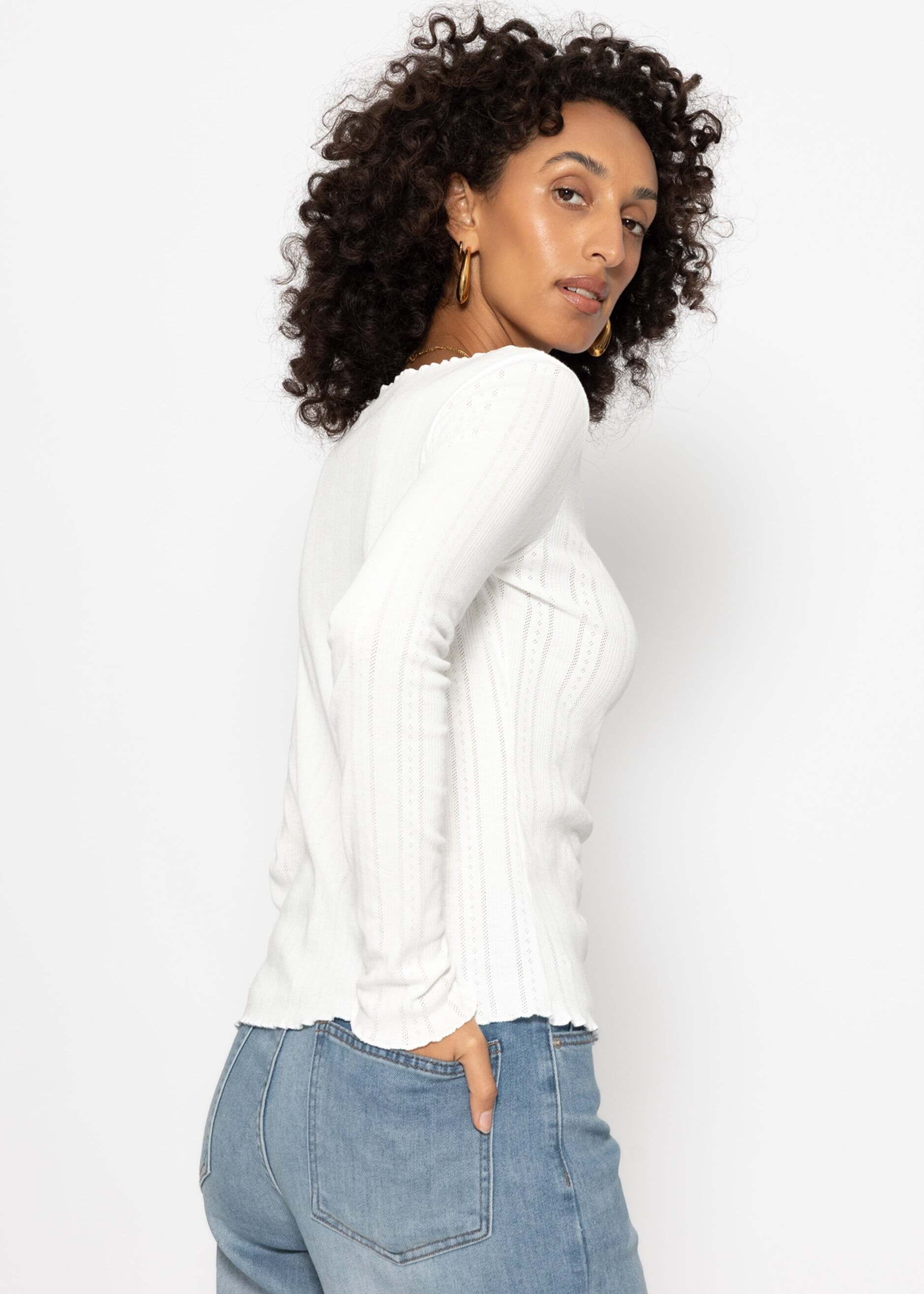 SASSYCLASSY Langarmshirt »Pointelle Langarmshirt« Feminines Top mit Lochmuster, gewelltem Saum und U-Boot Ausschnitt