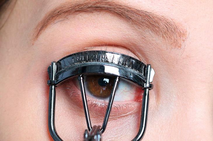 TWEEZERMAN Wimpernzange »ProMaster«, für mandelförmige Augen bei ♕