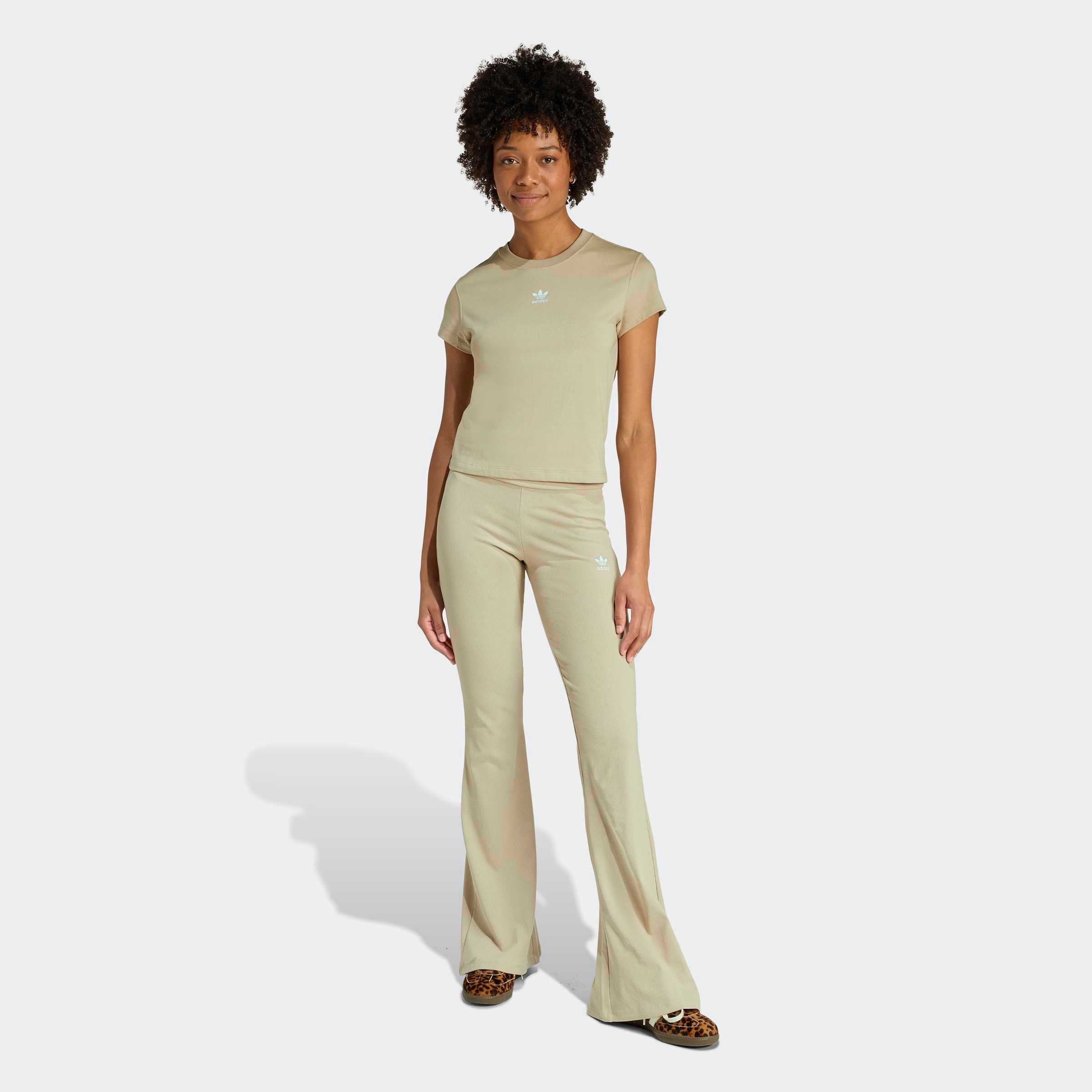 adidas Originals Leggings »ESS FL LEGGINGS«  mit ausgestelltem Bein, in Ripp-Optik, eng anliegende Passform