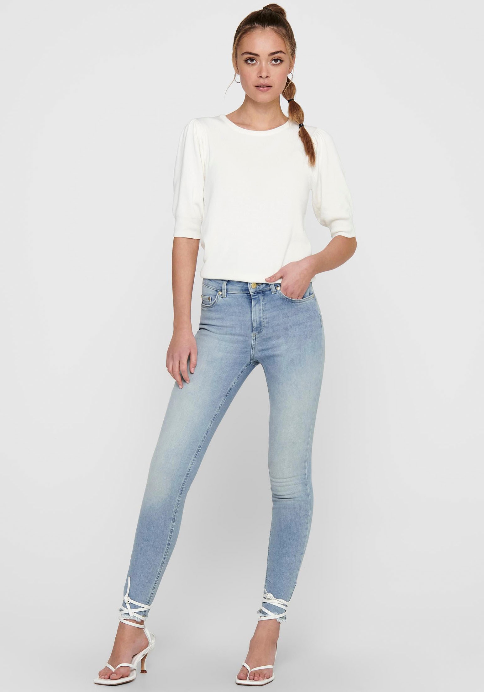 ONLY Ankle-Jeans »ONLBLUSH MID SK ANK RAW«, mit leicht ausgefranstem Beinabschluss