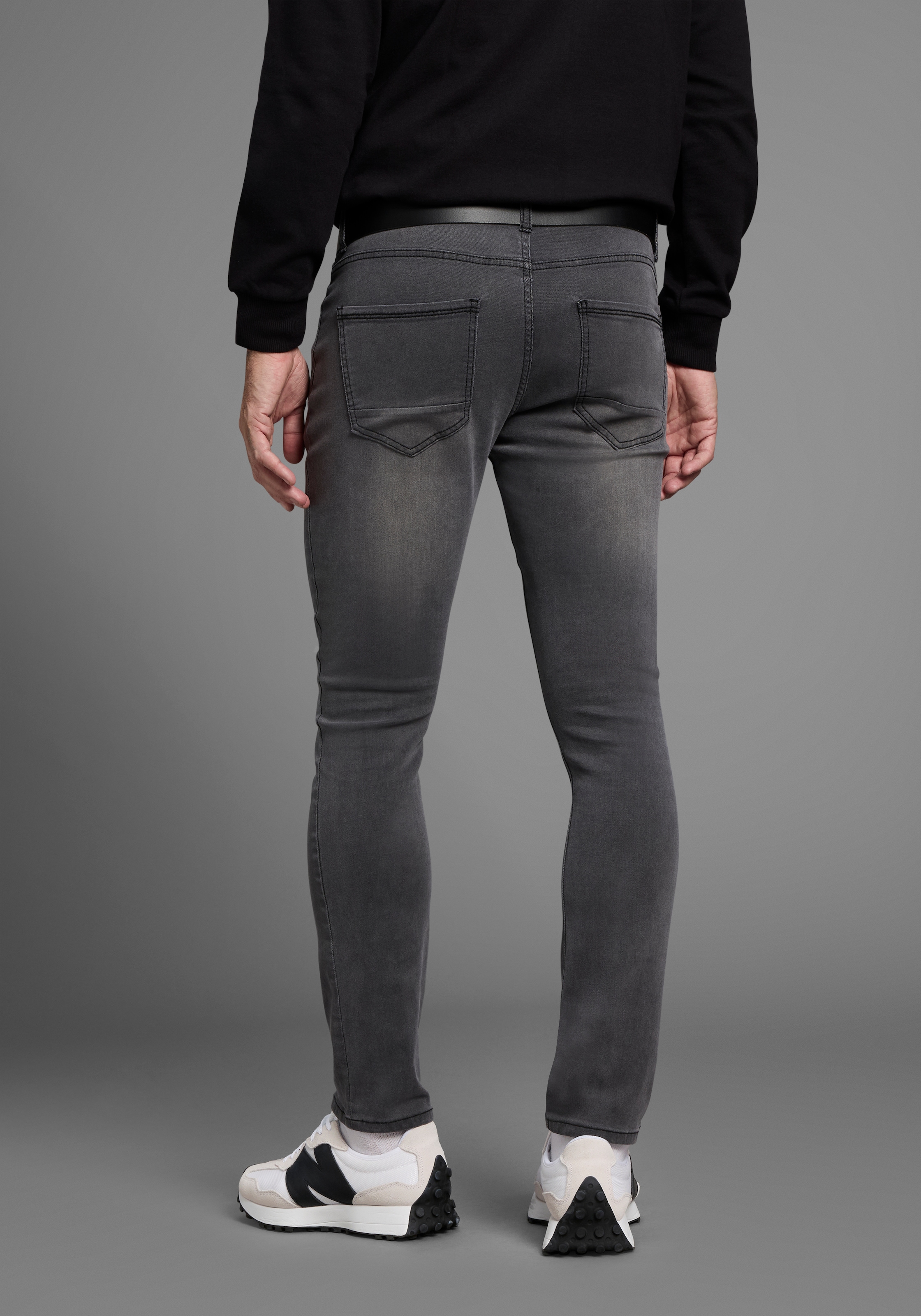 Bruno Banani Slim-fit-Jeans »Grady« schmale Beinweite, niedrige Leibhöhe, figurbetonte Silhouette
