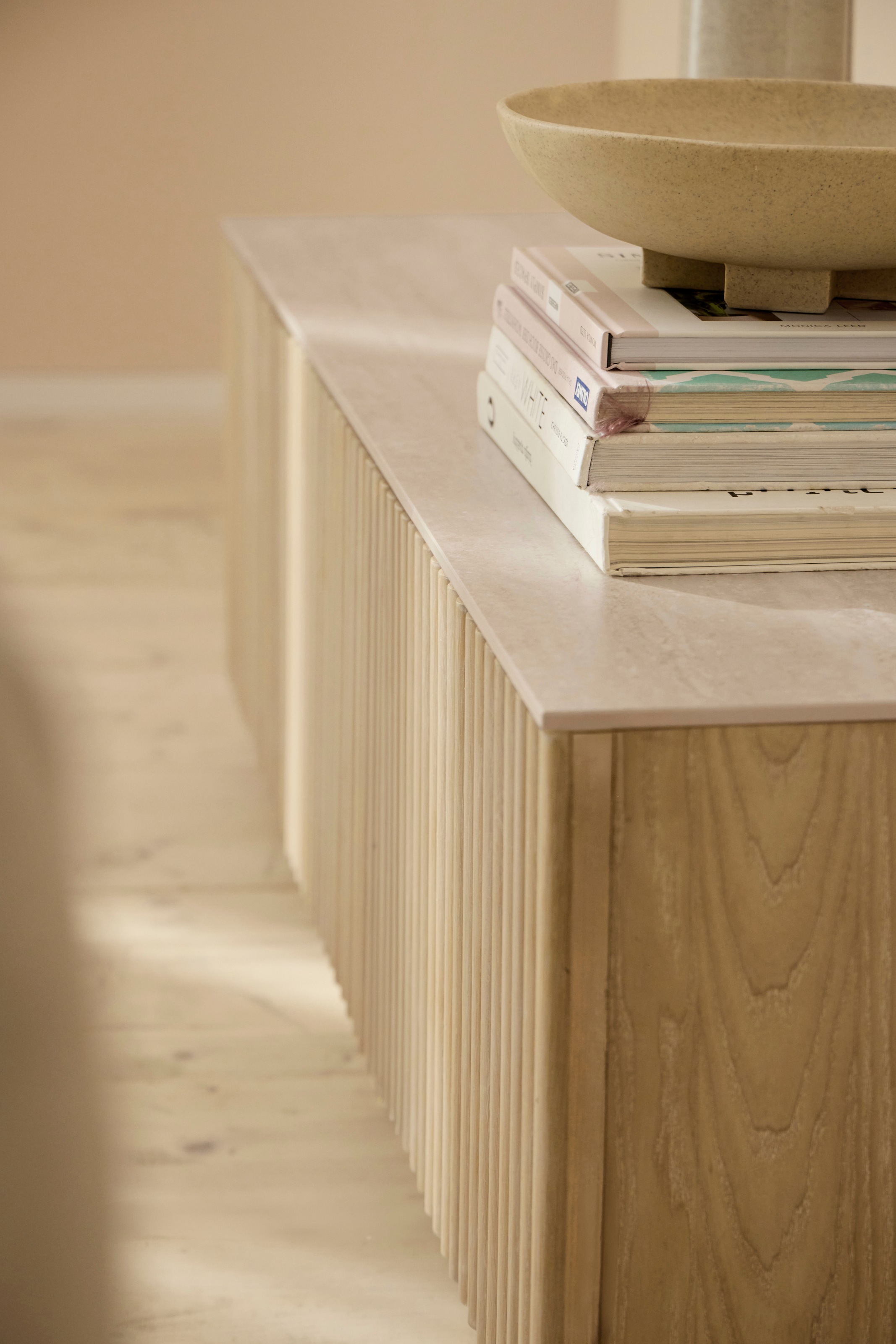 homsy by Ana Johnson TV-Schrank »Solva« Holzoptik aus Esche, geriffelte Front, Keramikplatte, Breite 138 cm