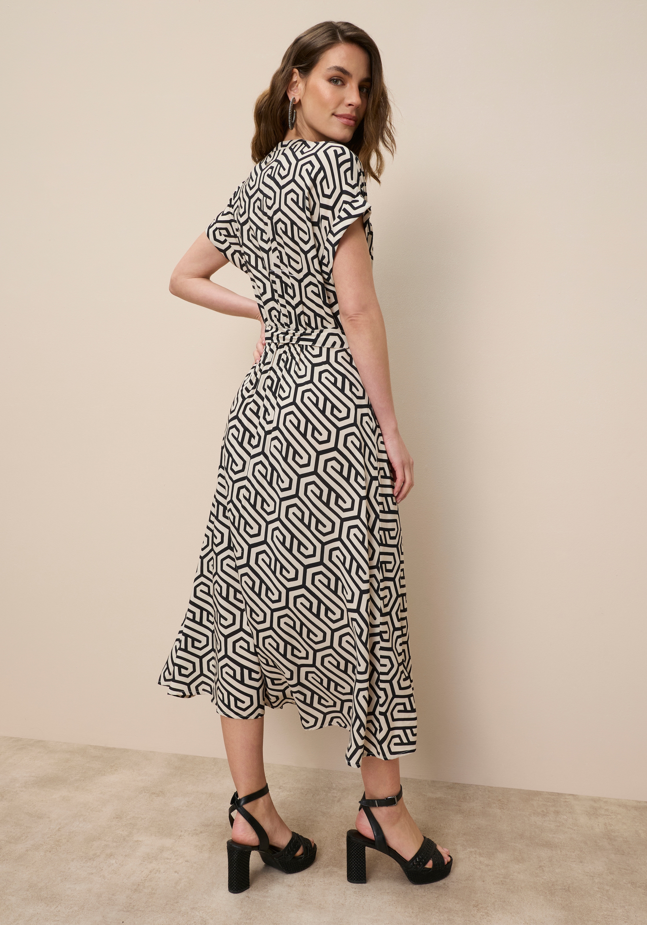 Tamaris Hemdblusenkleid »mit tailliertem Bindegürtel und Knopfleiste« Set, 2 Stk. tlg. aus Viskose, für Frühling und Sommer, gemustert, Mitte-Wade-Länge