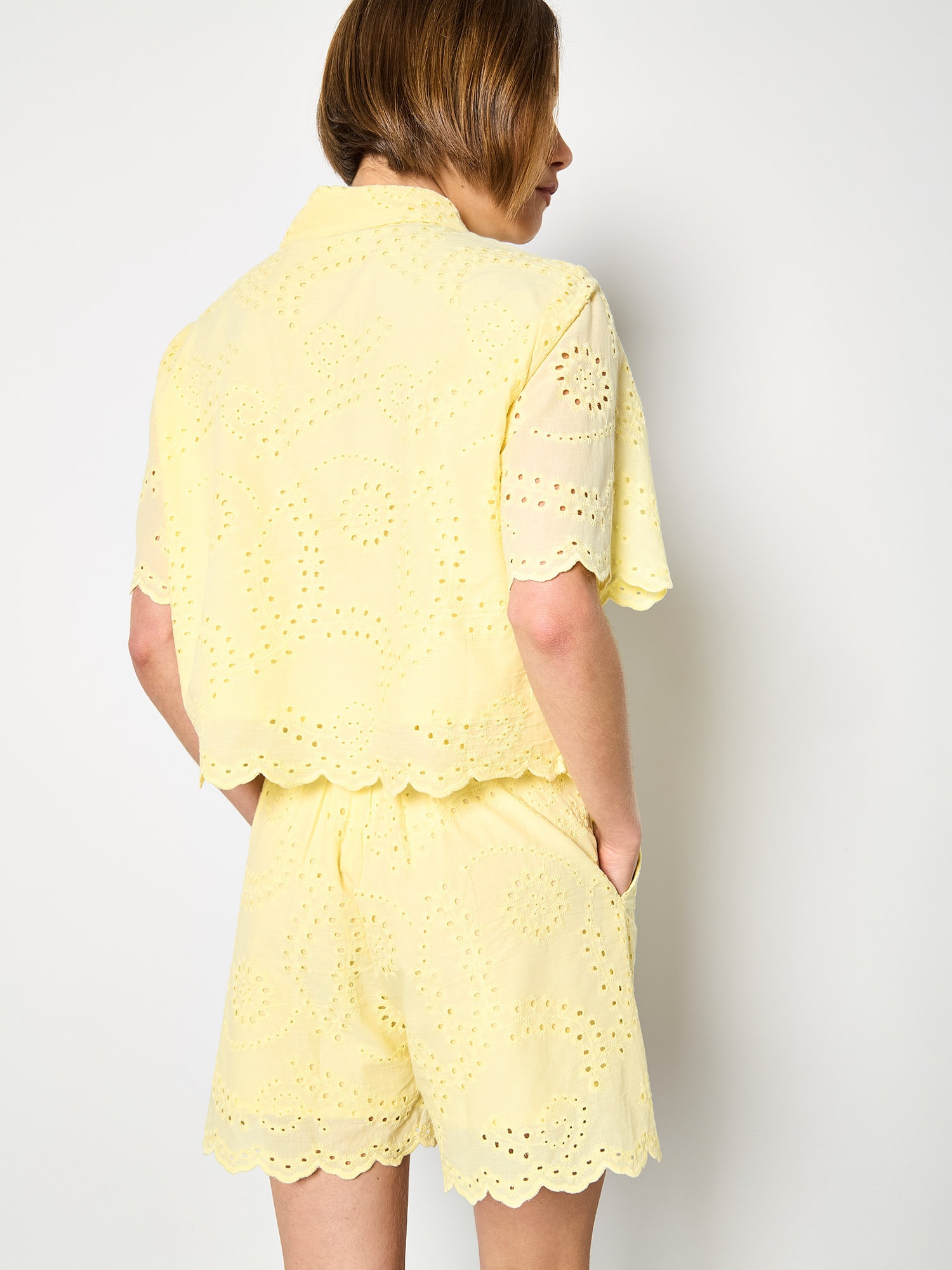 Apricot Shorts »Mini-Shorts mit Wellenkante«  mit Stickerei