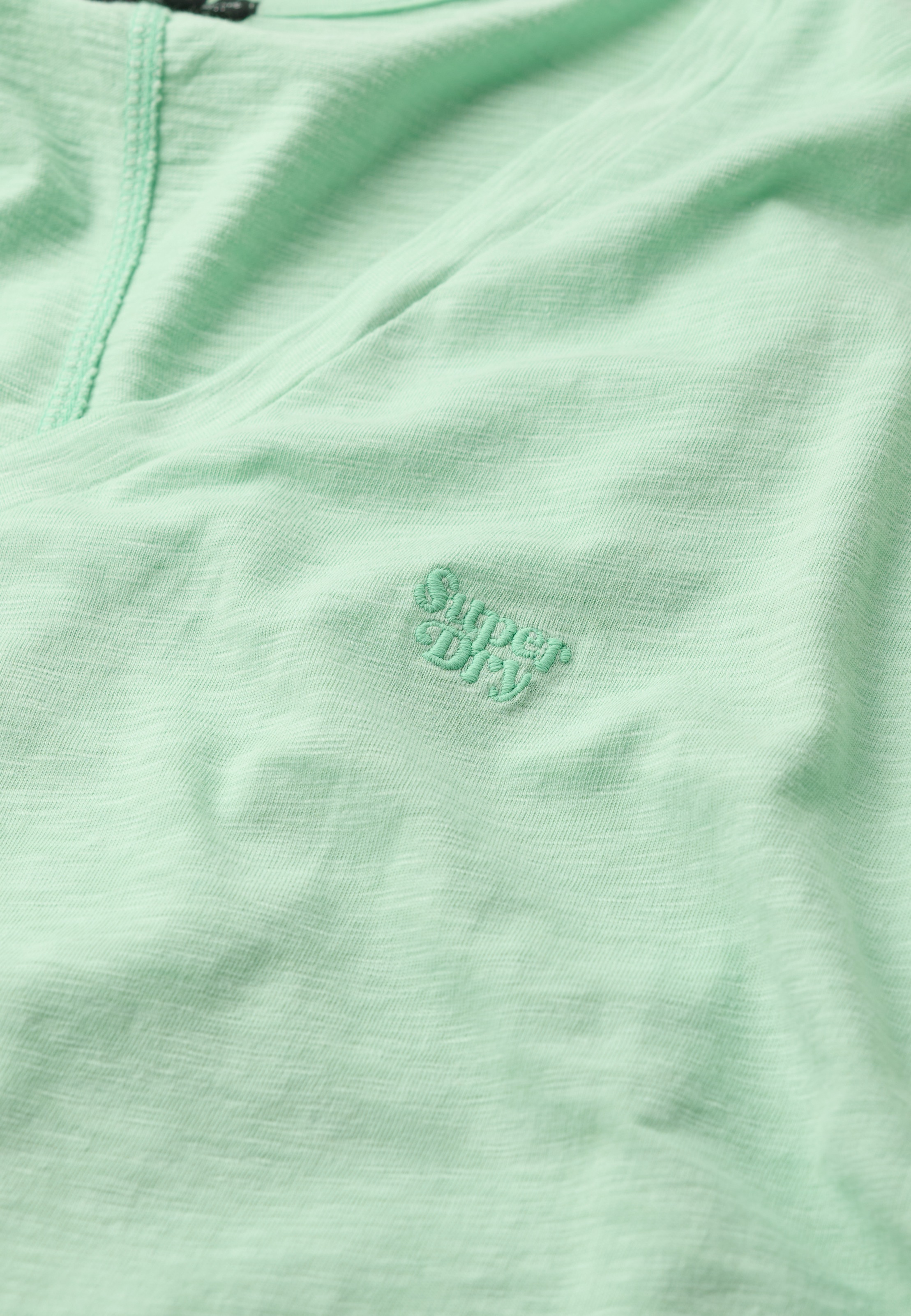 Superdry V-Shirt »STUDIOS SLUB EMB VEE TEE«, strukturiertes T-Shirt mit V-Ausschnitt und Stickerei