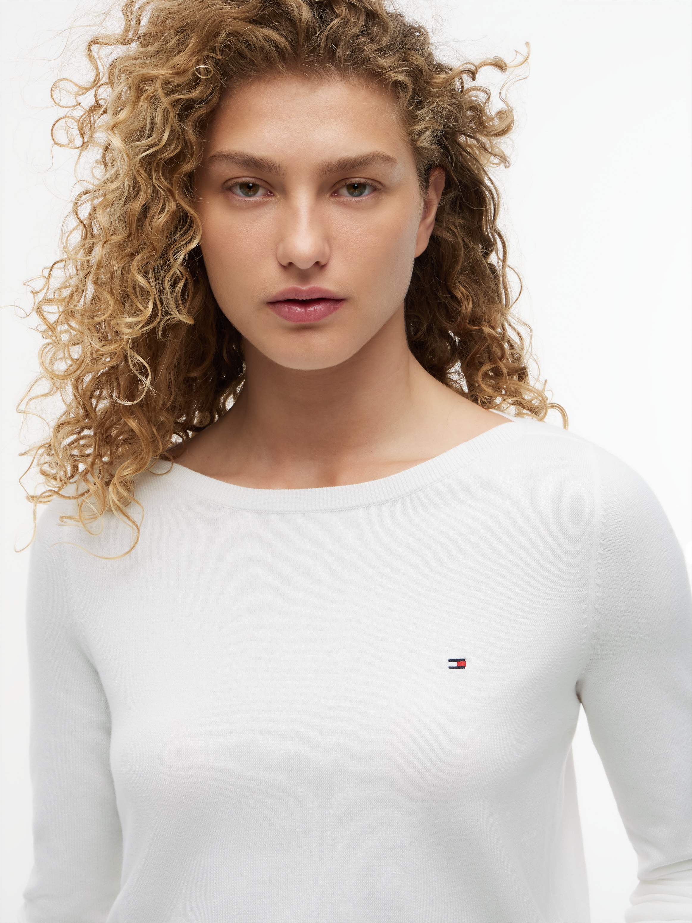 Tommy Hilfiger Strickpullover »CO JERSEY STITCH V-NECK SWEATER« mit Tommy Hilfiger Logo-Flag, U-Boot-Ausschnitt