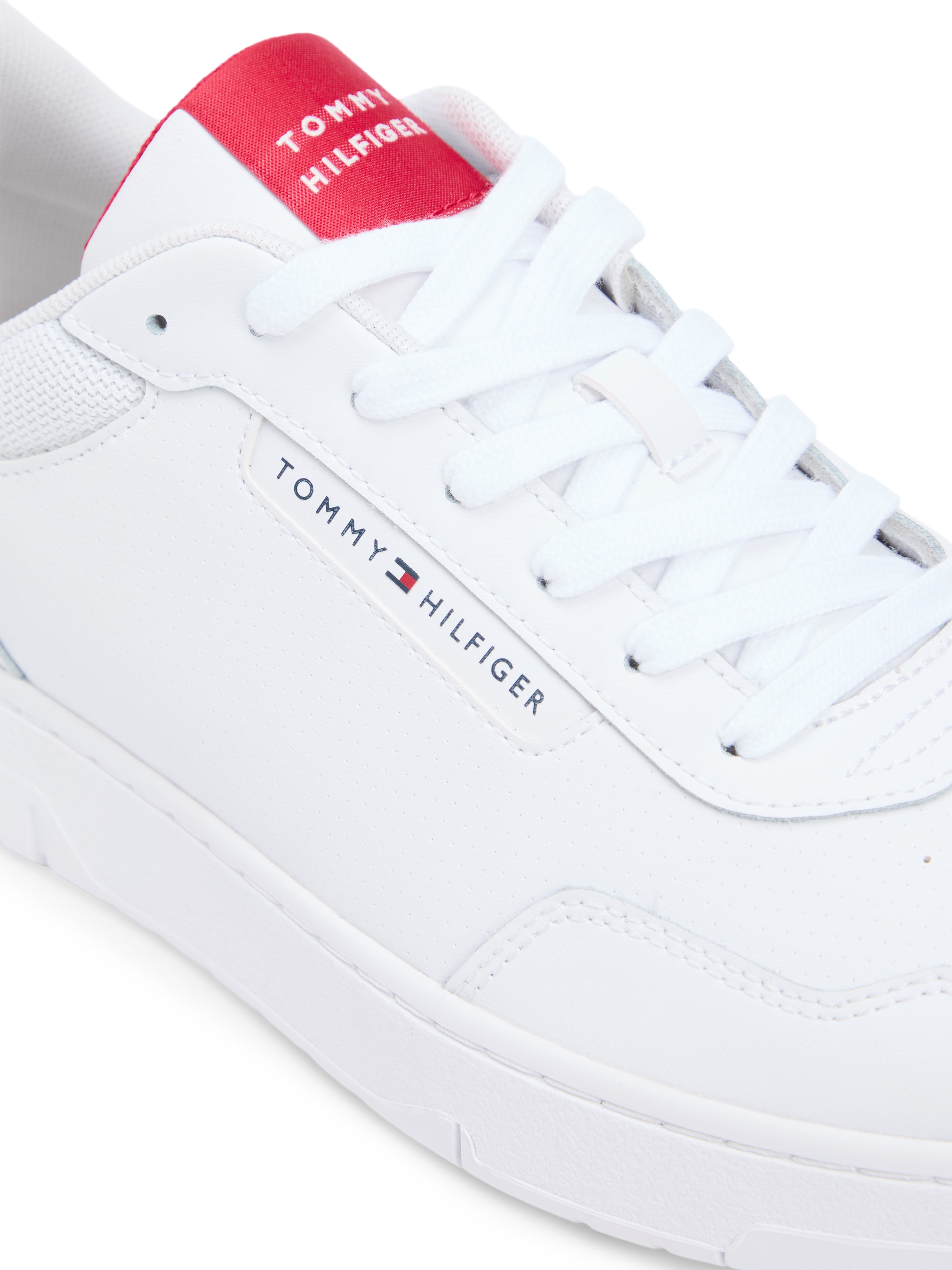 Tommy Hilfiger Sneaker »BASKET CORE LITE LTH«  Freizeitschuh, Halbschuh, Schnürschuh mit Logo an der Schuhzuge