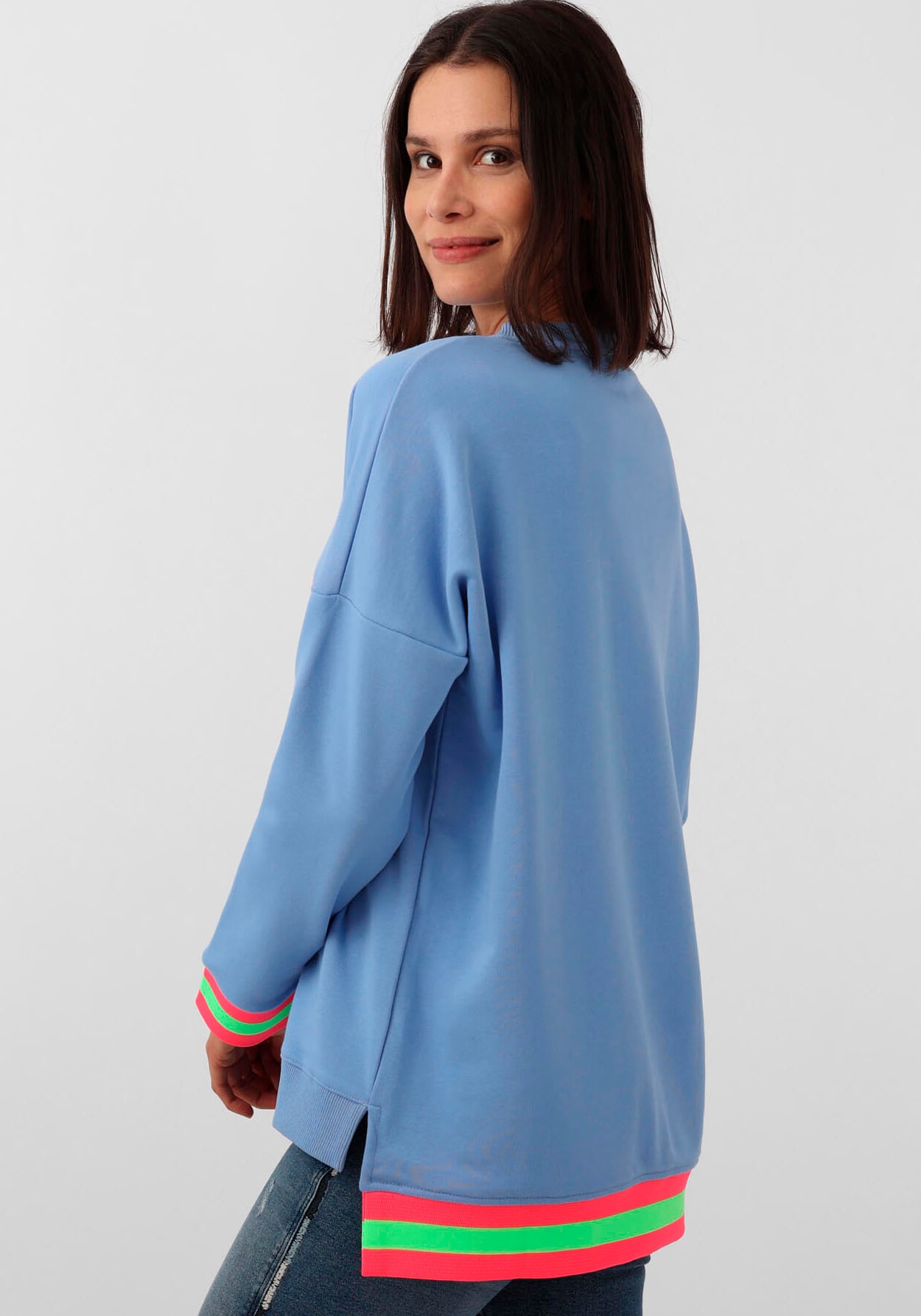 Zwillingsherz Sweatshirt »Dana«, mit V-Ausschnitt, Frontprint, Vokuhila Schnitt, neonfarben