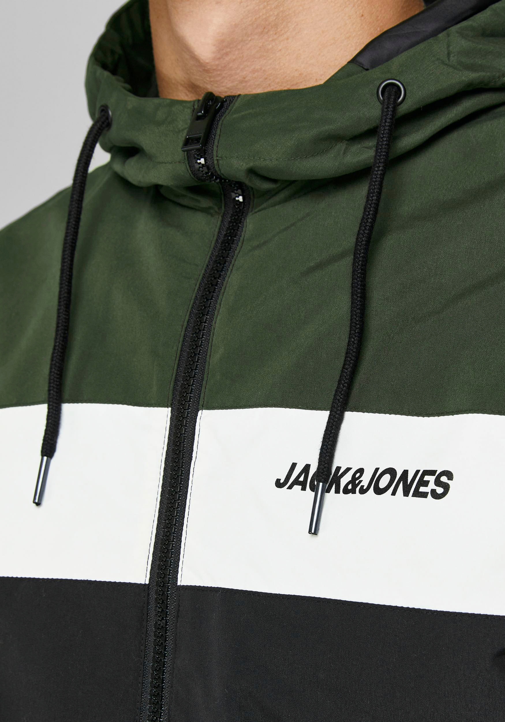 Jack & Jones Windbreaker »JJERUSH Leichte Jacke mit Windschutz,Futter und Kontrastdetails«, mit Kapuze, colorblocking, slim fit, Kapuze, Polyester