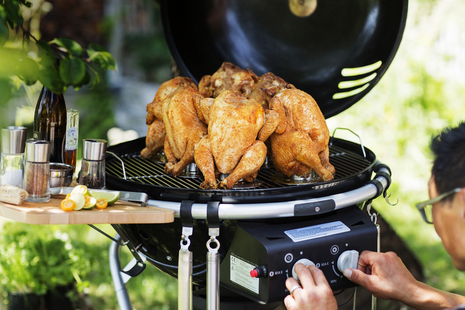 RÖSLE Hähnchenbräter, Edelstahl, zur Zubereitung von Hähnchen,  Backofen/Grill, spülmaschinengeeignet mit 3 Jahren XXL Garantie | Servierplatten