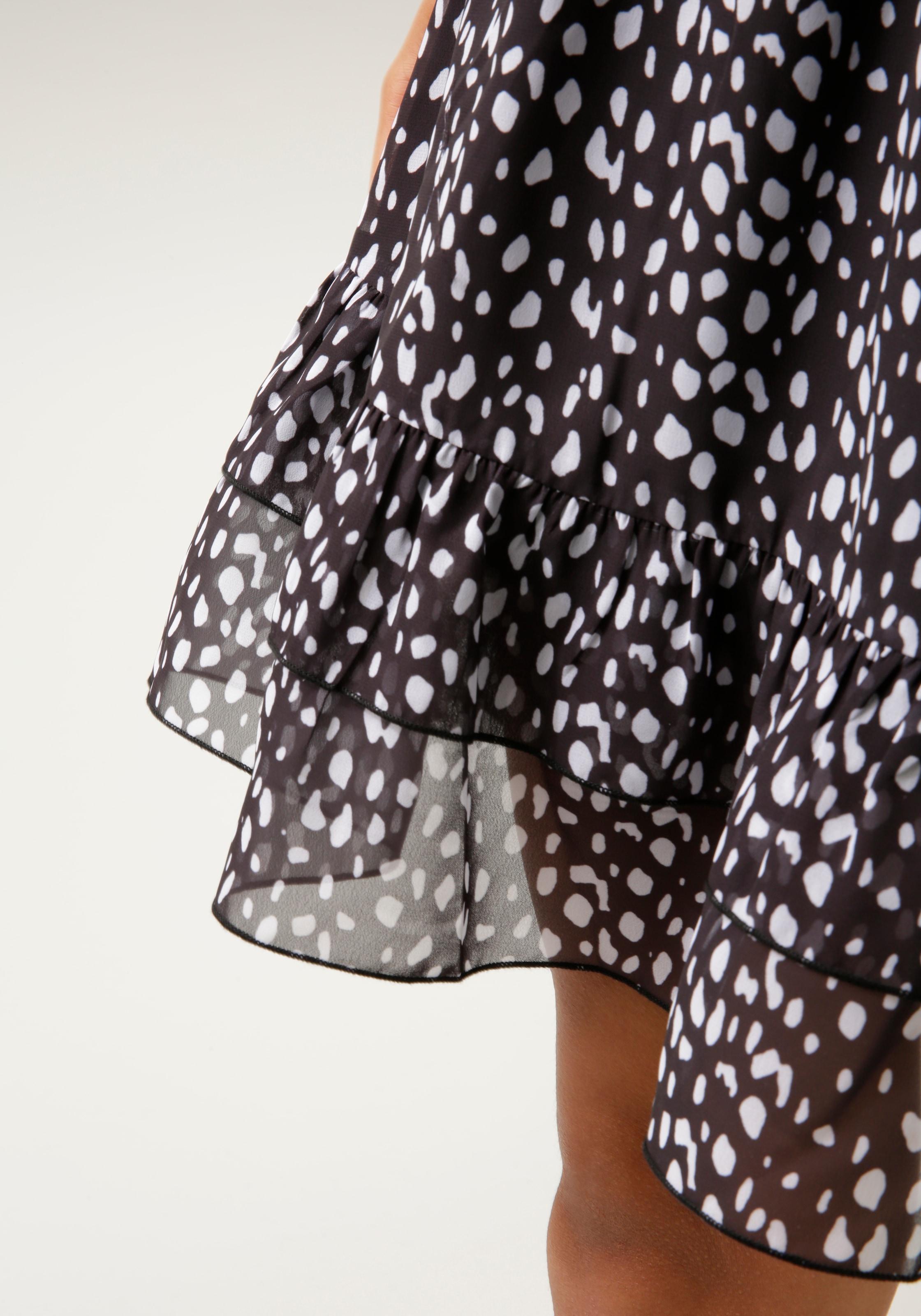 Aniston CASUAL Minirock, mit trendigem Alloverdruck