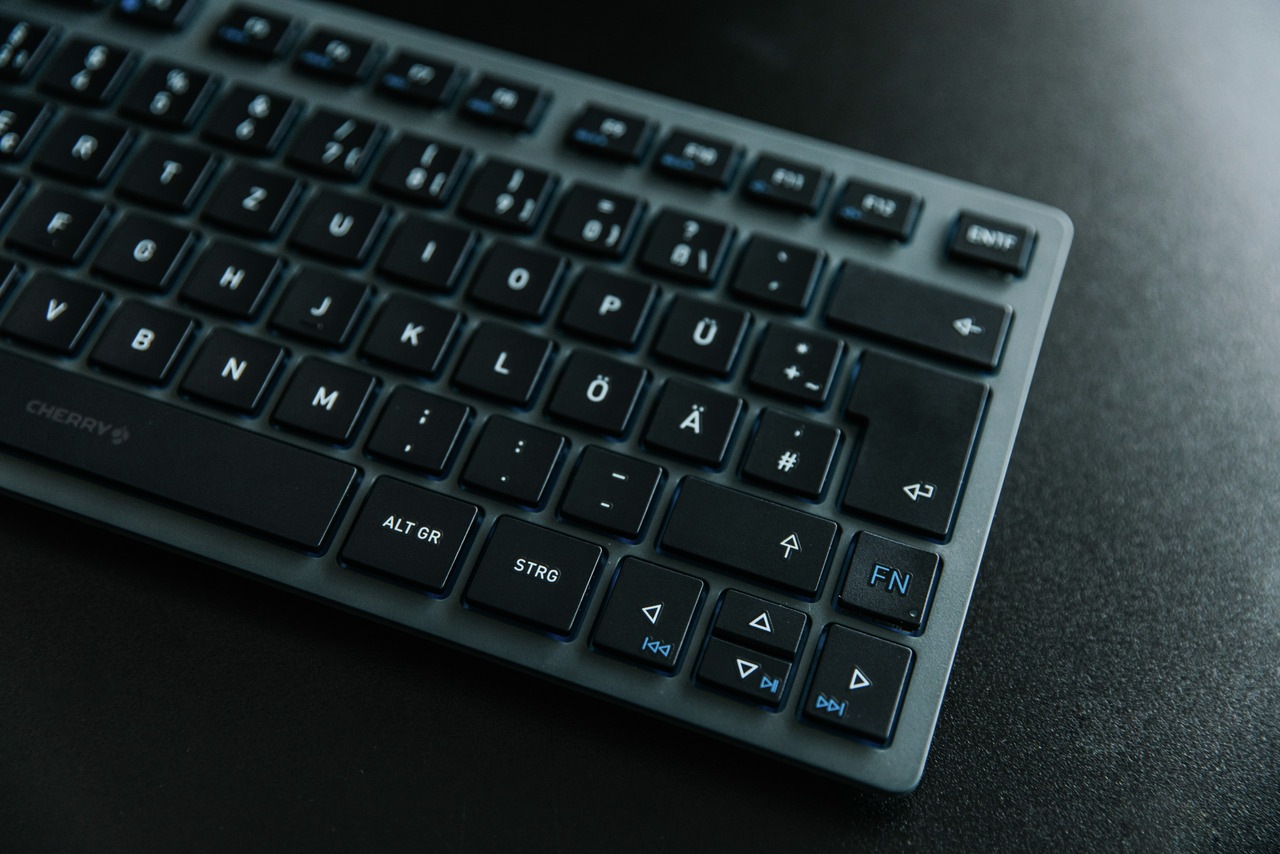 Cherry Wireless-Tastatur »KW 7100 MINI BT«, Multipoint 3 BT, Inkl. Transporttasche
