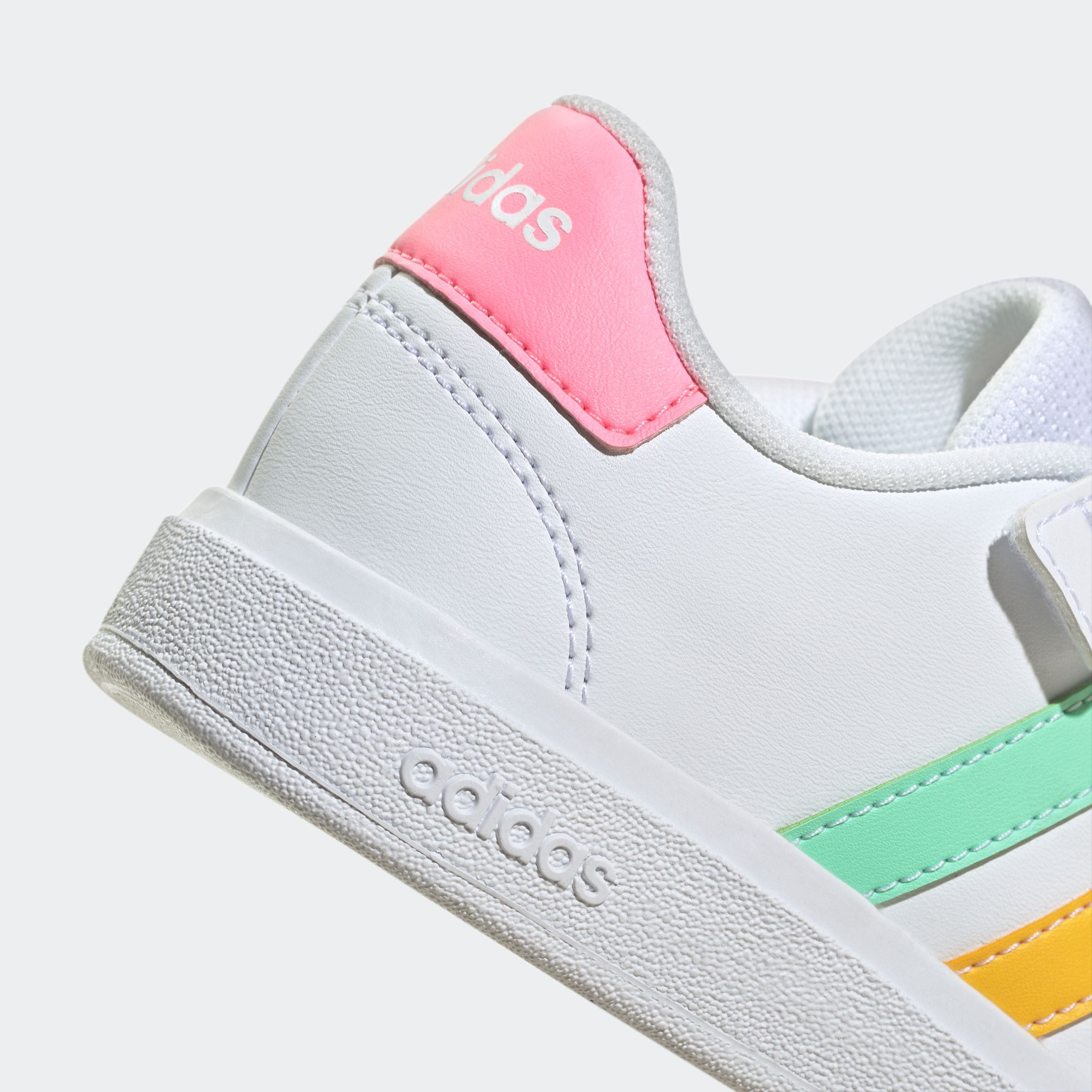 adidas Sportswear Klettschuh »GRAND COURT COURT ELASTIC LACE AND TOP STRAP«, Design auf den Spuren des adidas Superstar