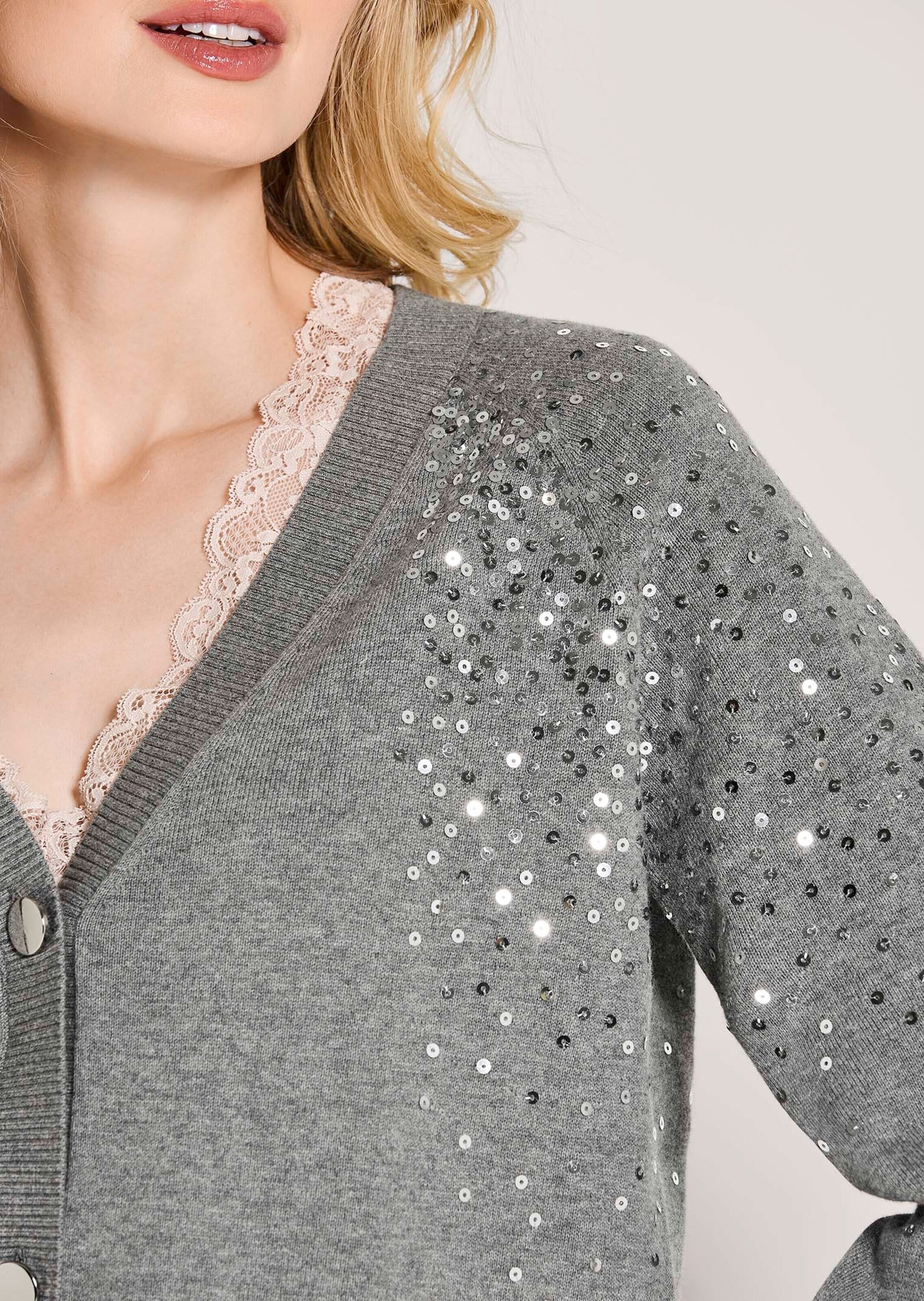 MADELEINE Strickjacke »Strickjacke Elegante Feinstrickjacke mit V-Ausschnitt« Ballonärmel