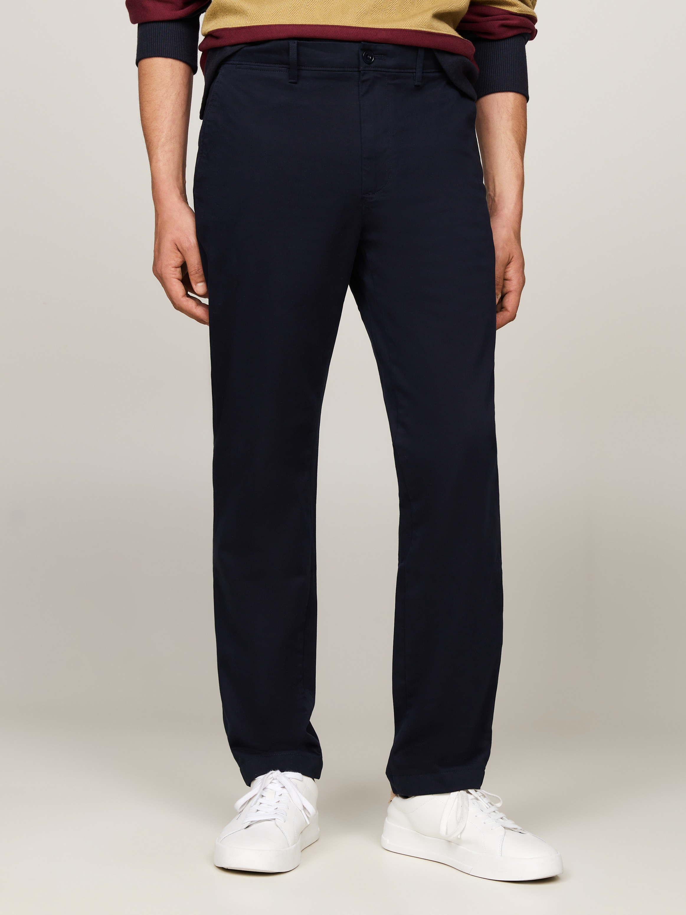 Tommy Hilfiger Chinohose »DENTON CHINO SATIN«, mit Gesäßtaschen mit Knopf, Logostickerei