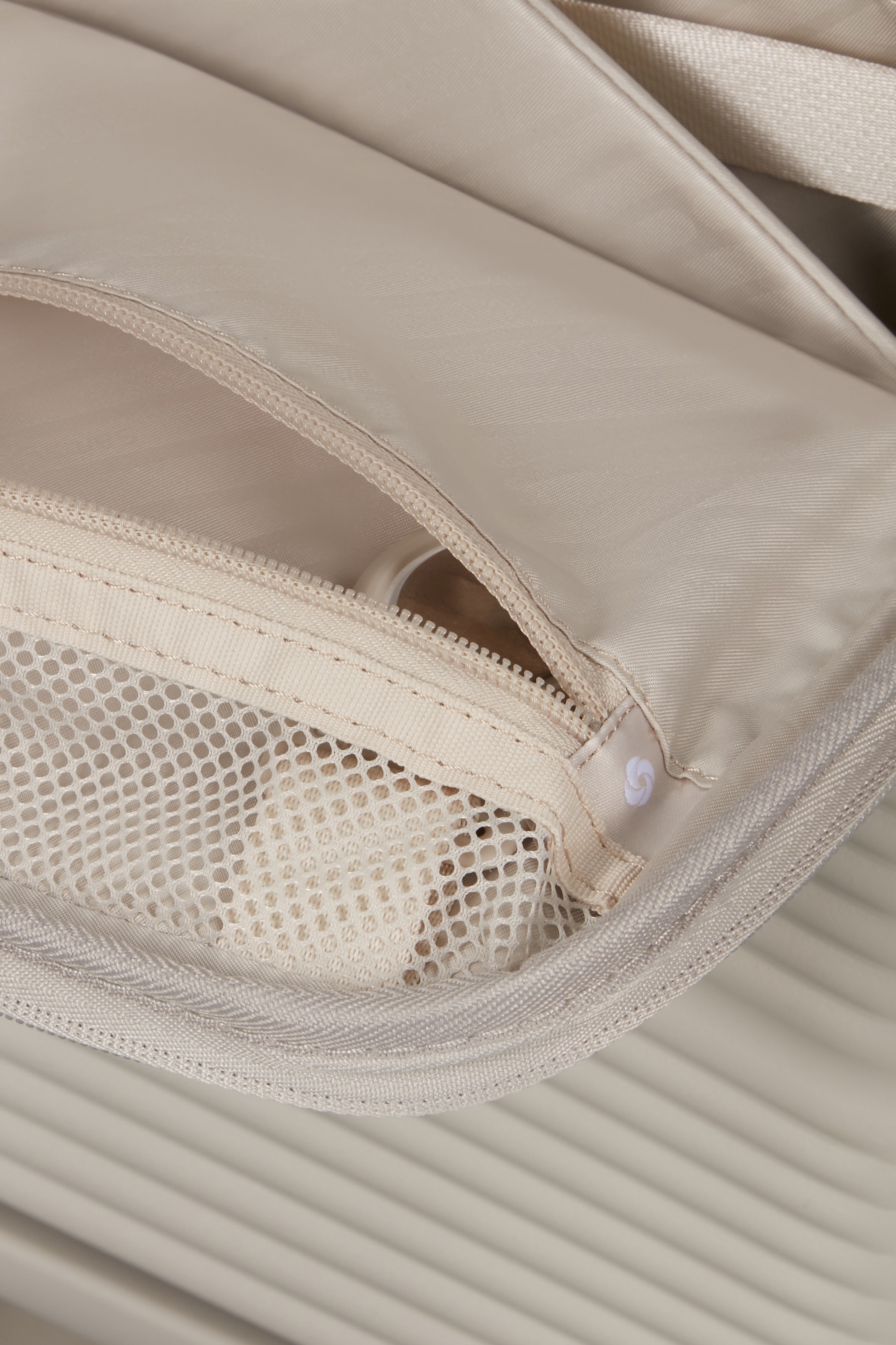 Samsonite Hartschalen-Trolley »PARALUX, verschiedene Größen und Farben« 40 l 4 Rollen Reisegepäck mit Frontfach Packwürfel Trennpolster