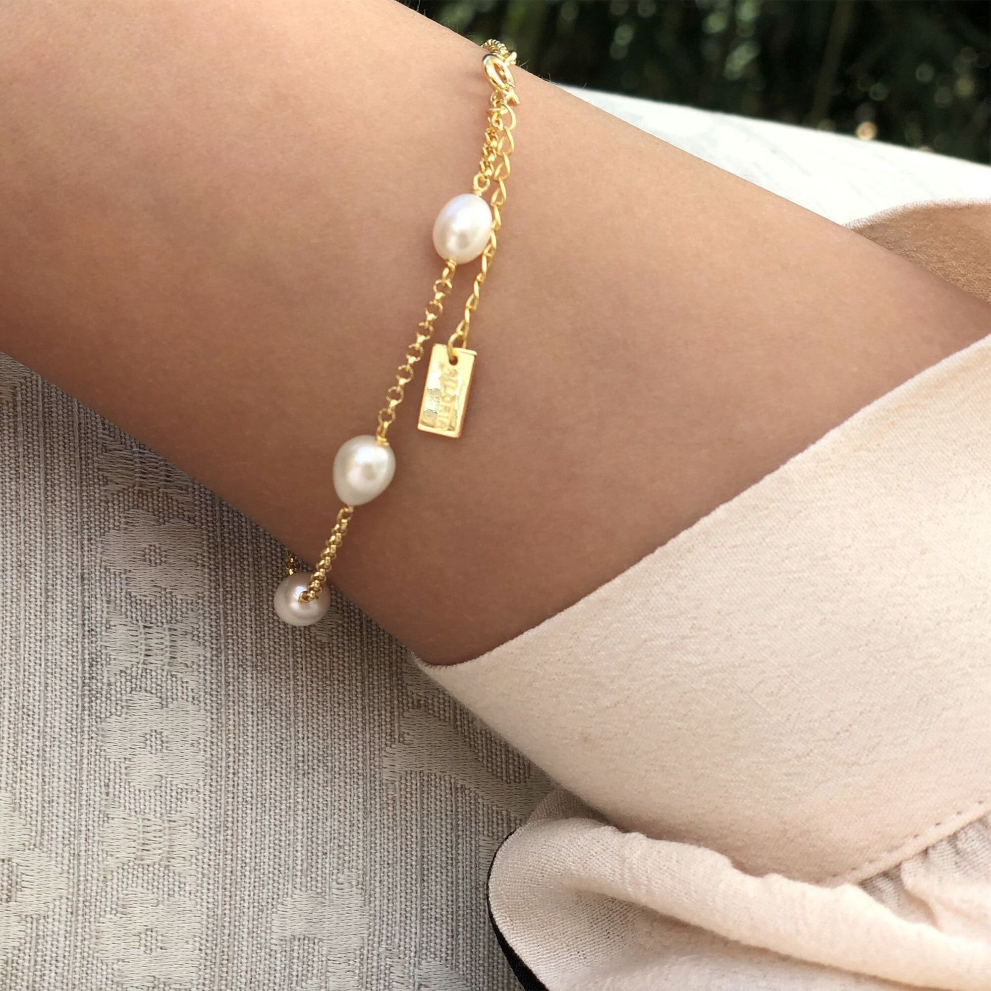 AILORIA Armband »Armband gold/weiße Perle SHIZUKA«