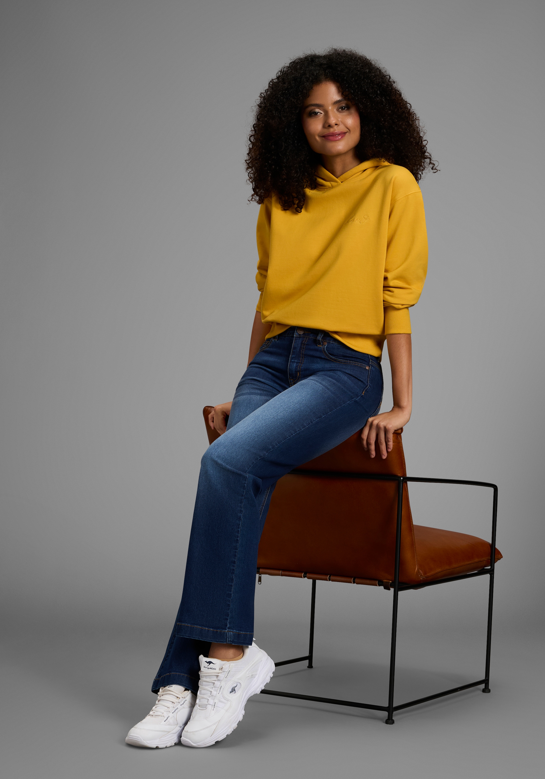 Laura Scott Kapuzensweatshirt , mit Kapuze, figurumspielende Passform, mit Stickerei als Applikation
