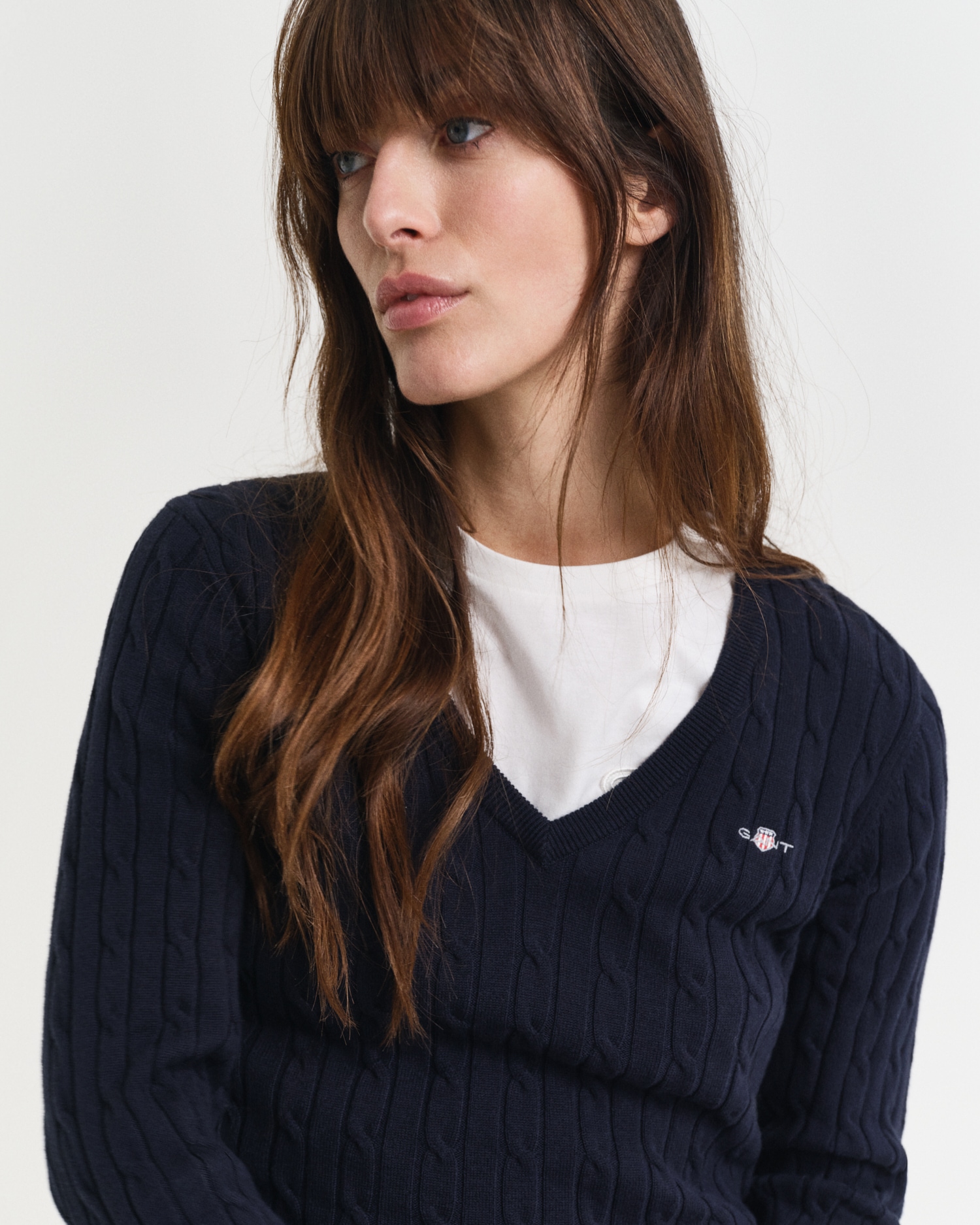 Gant Strickpullover »STRETCH COTTON CABLE V-NECK« mit Logostickerei auf der Brust