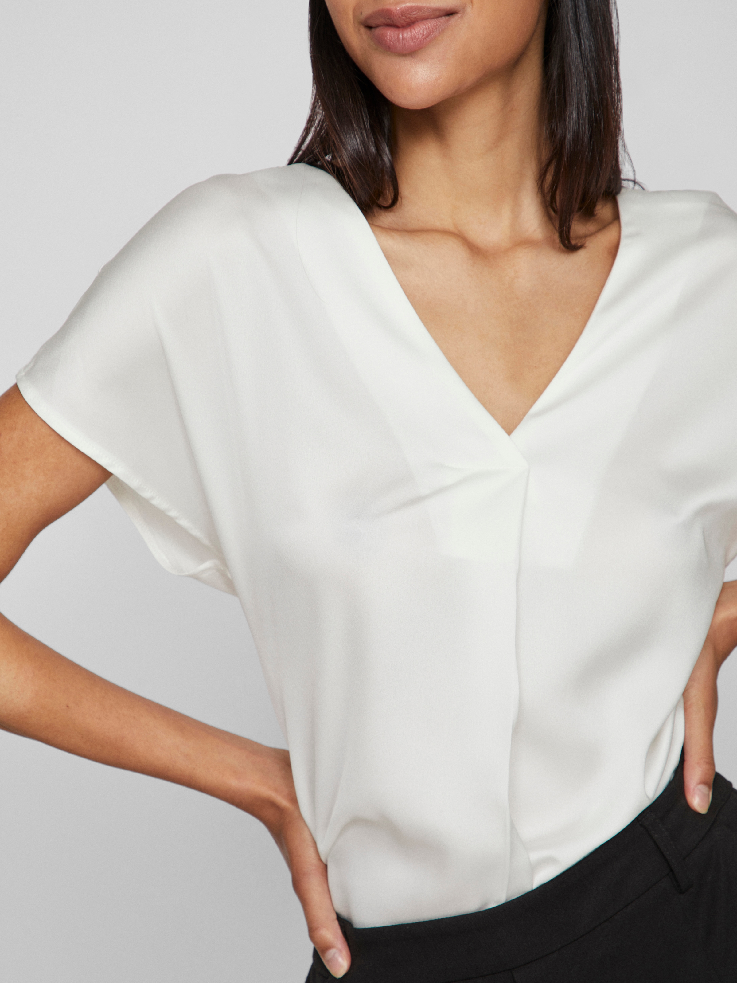 Vila V-Shirt »VIELLETTE V-NECK S/S SATIN TOP - NOOS«