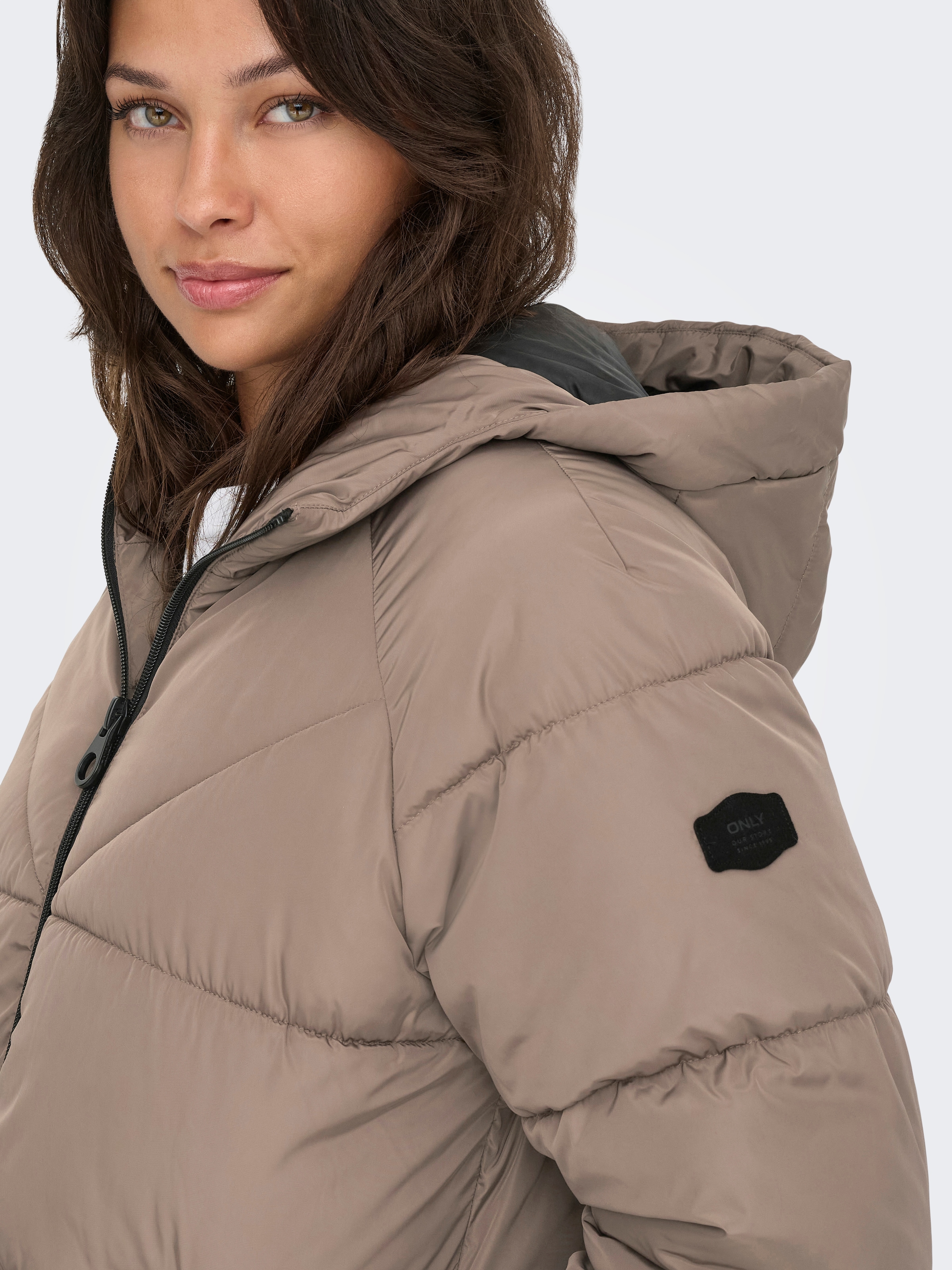 ONLY Steppmantel »ONLAMAND – Langer Puffercoat mit 2-Wege-Reißverschluss« lässig geschnitten, modisch, Steppware, Materialmix, hochschließend