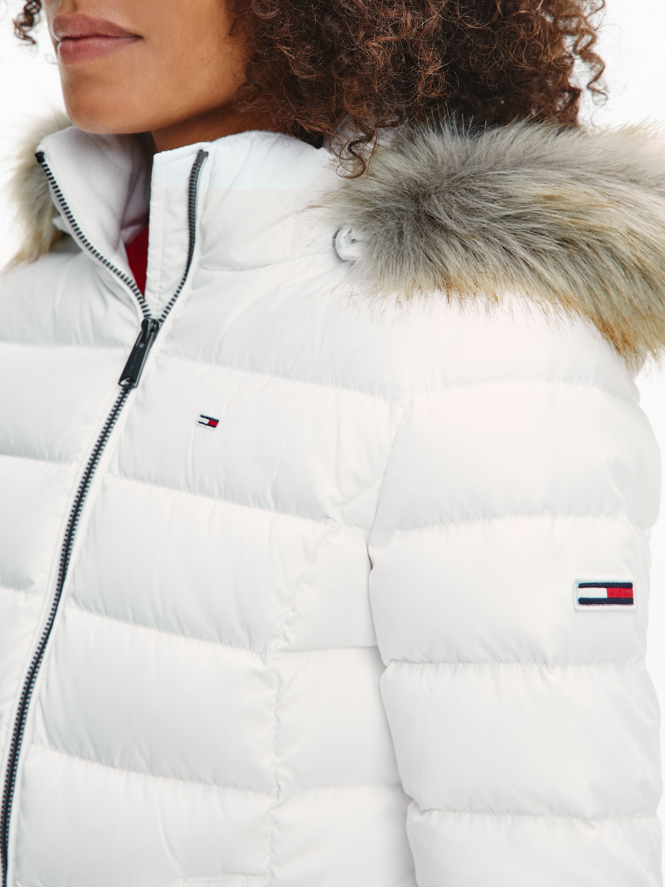 Tommy Jeans Daunenjacke »BASIC HOODED DOWN JACKET«, mit Kapuze, mit Fellimitat an der Kapuze & Tommy Jeans Logo-Flag