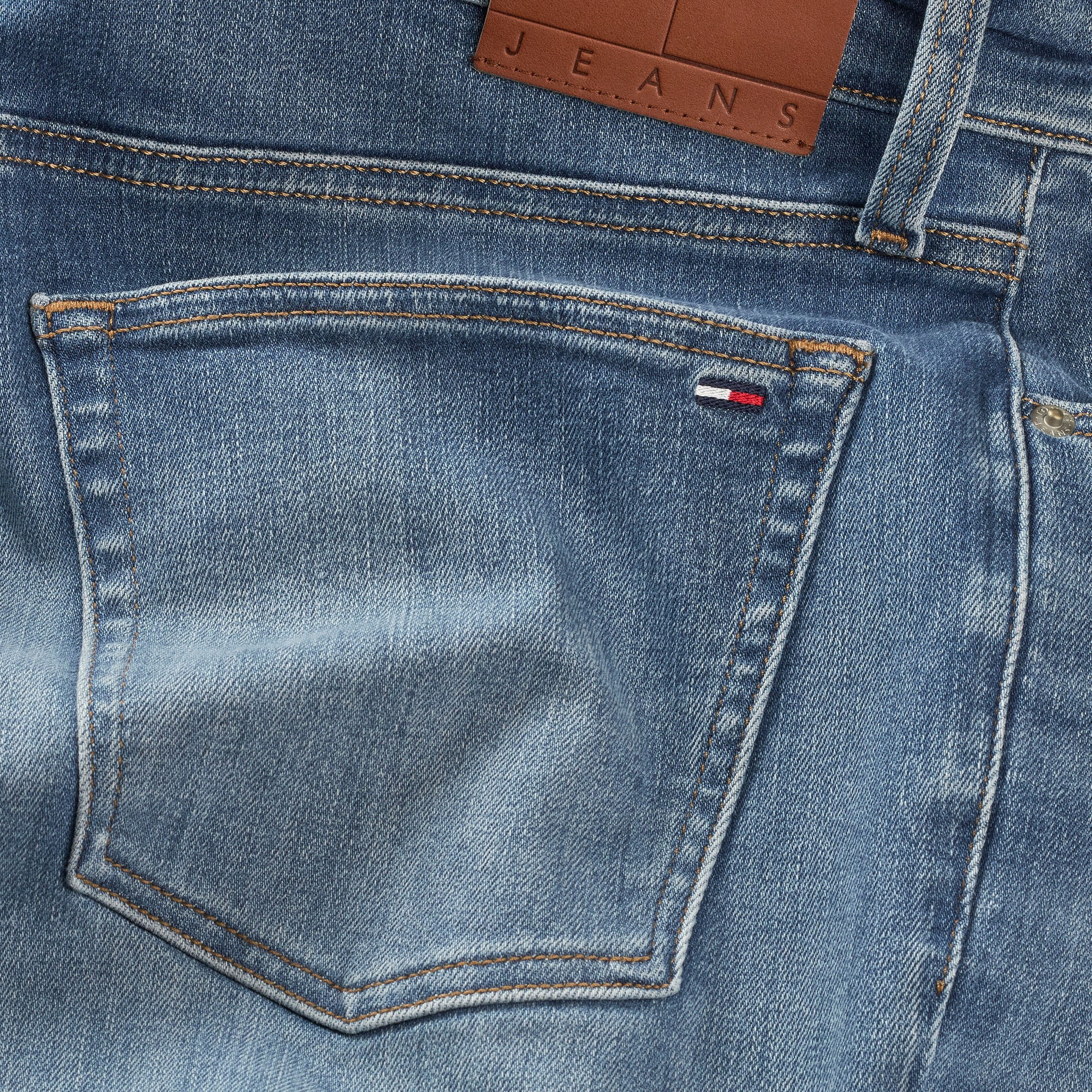Tommy Jeans Gerade Jeans »Scanton Slim«, Mit Markenlabel aus Leder hinten