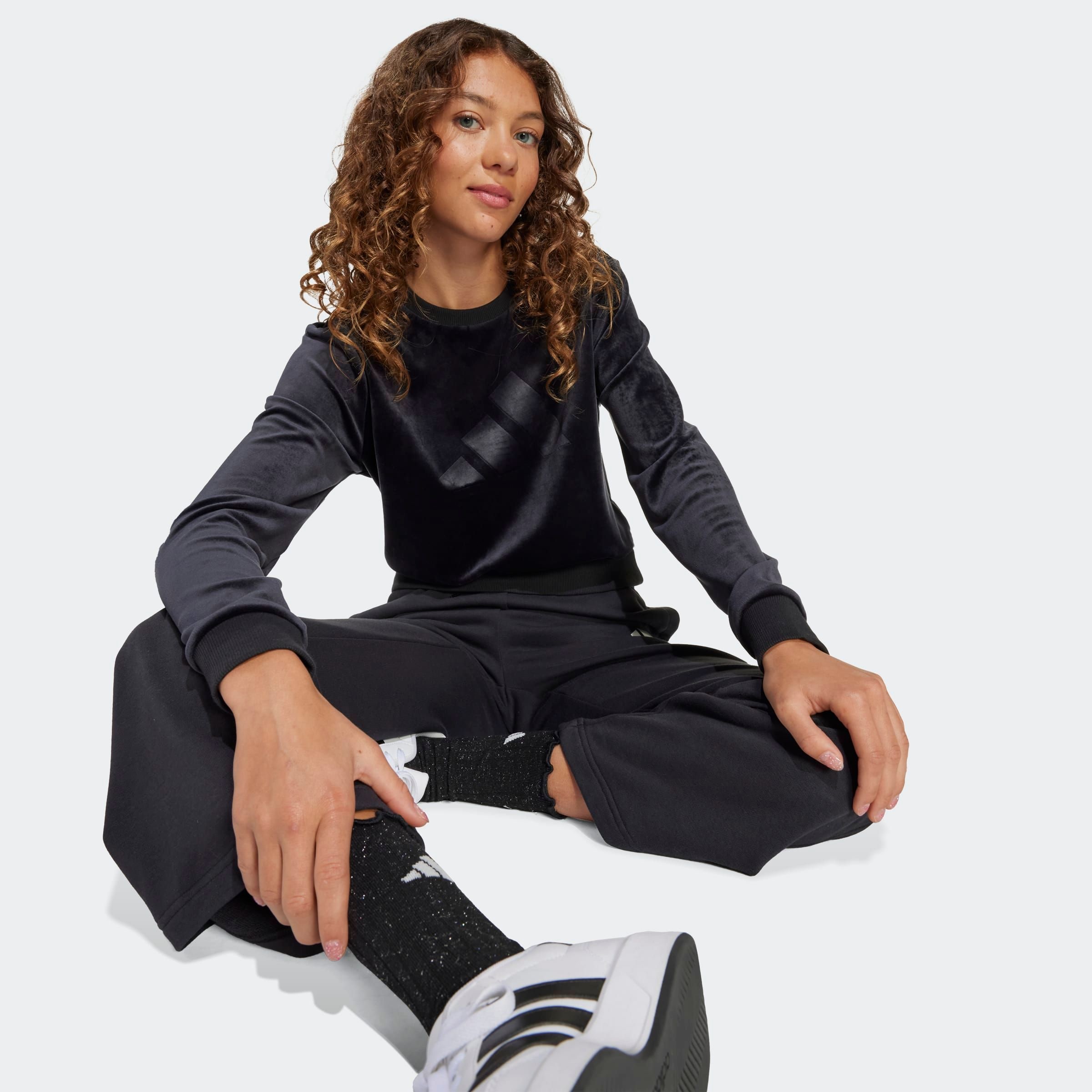 adidas Sportswear Sweatshirt »GIRL HOLIDAY BAUCHFREIES«, aus weichem Samt, bauchfreier Schnitt, Rundhalsausschnitt
