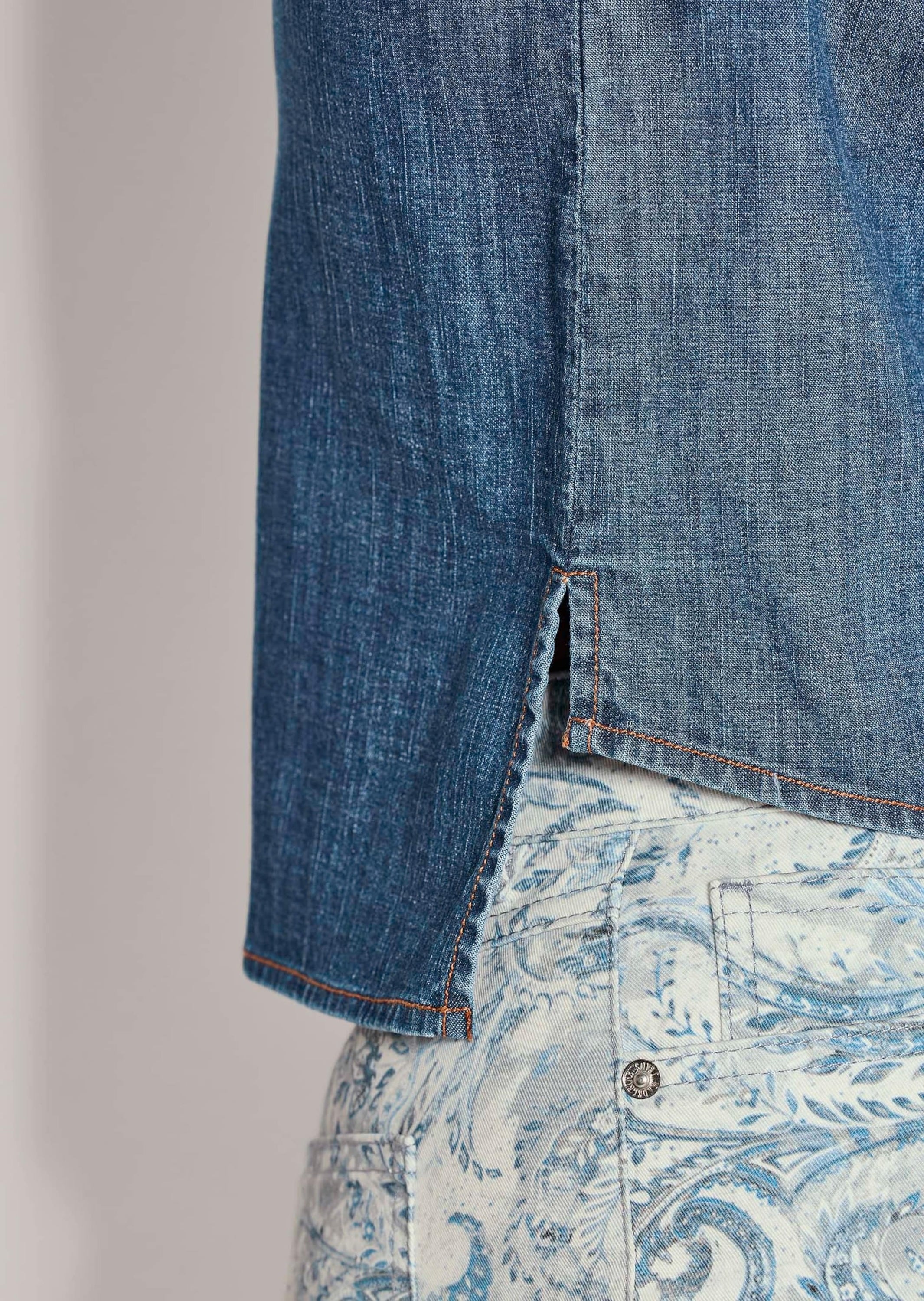 MADELEINE Hemdbluse »Jeansbluse Modernes Denimtop mit Hemdkragen« Bluse mit Brusttasche und Rücken länger als Vorderteil
