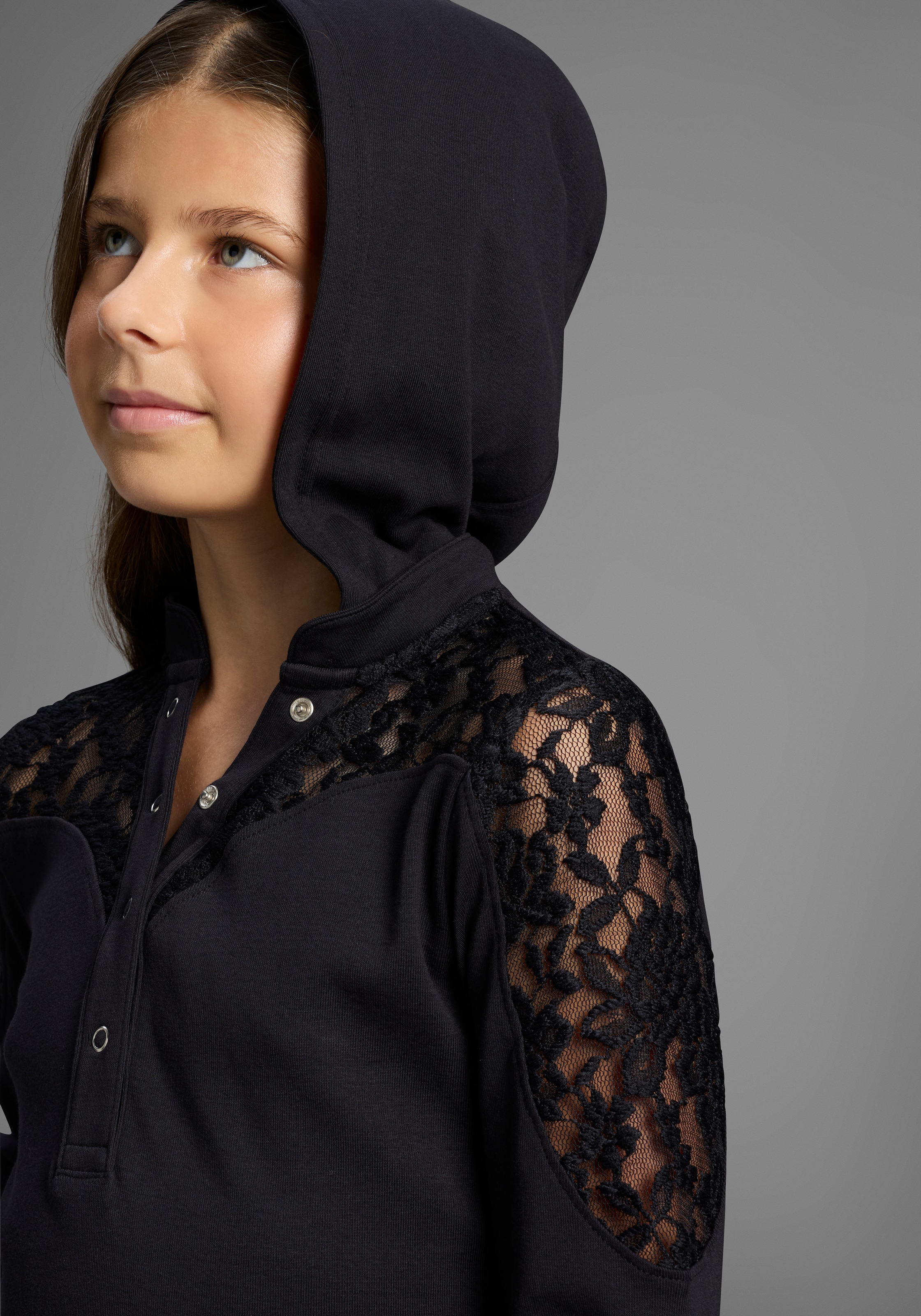 KIDSWORLD Kapuzenshirt »Shirt mit Spitzeneinsatz für Mädchen« Trendiges Shirt mit Spitzeneinsatz