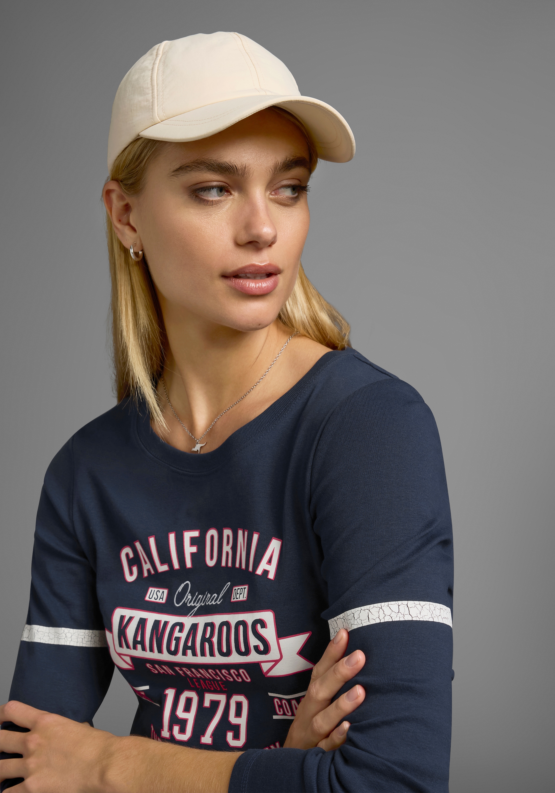 KangaROOS Langarmshirt, Langarm, sehr figurbetont, bedruckt und mit Stickerei