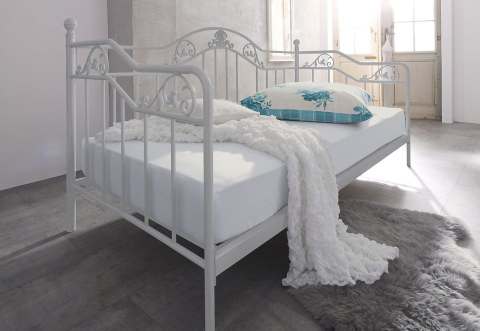 Home affaire Daybett »TOPSELLER!«, mit aufwendigen Verzierungen, inklusive Lattenrost aus Metall