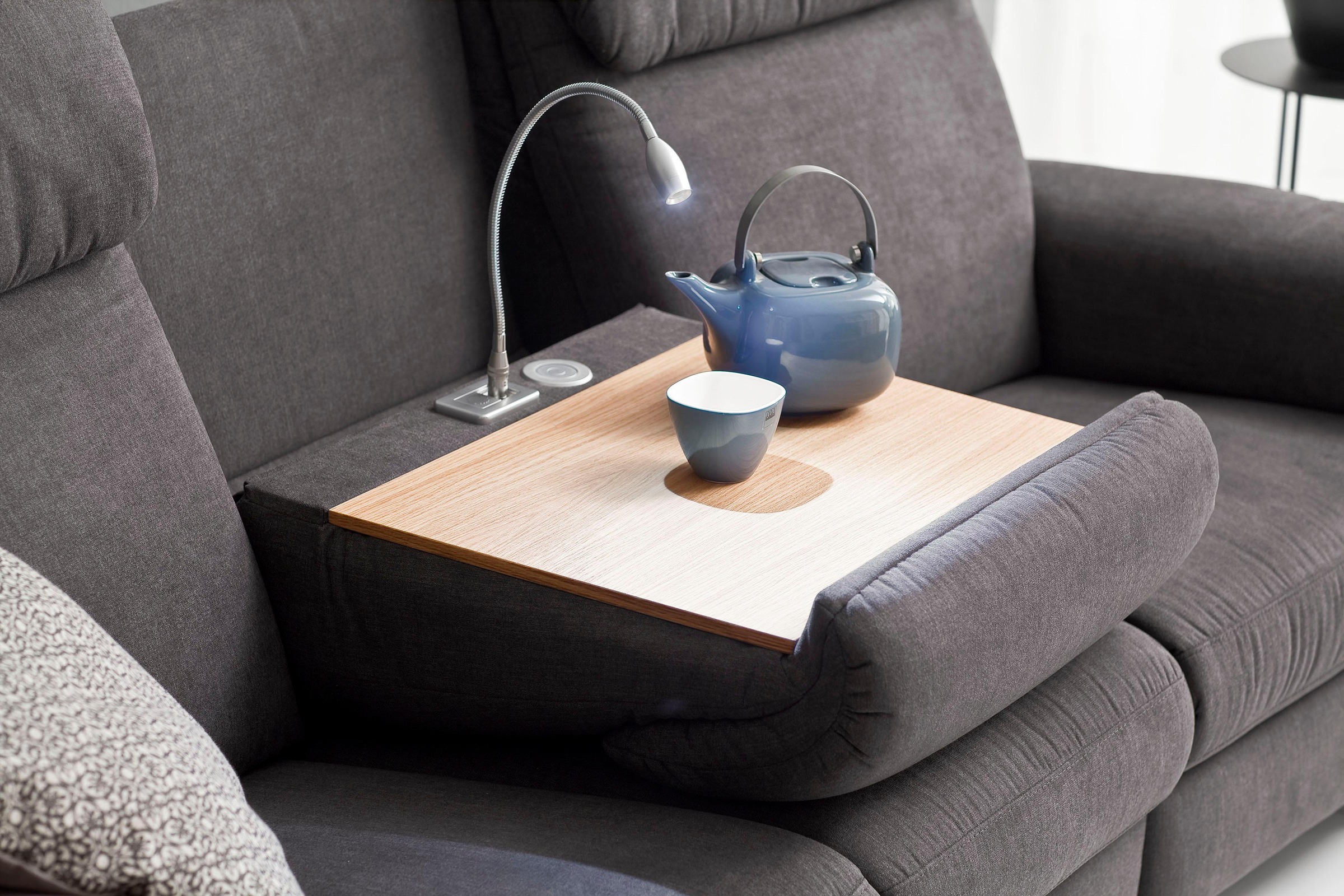 Home affaire Sofa »Turin«, mit motorischer Relaxfunktion, Tisch, Leuchte + USB-Ladestation