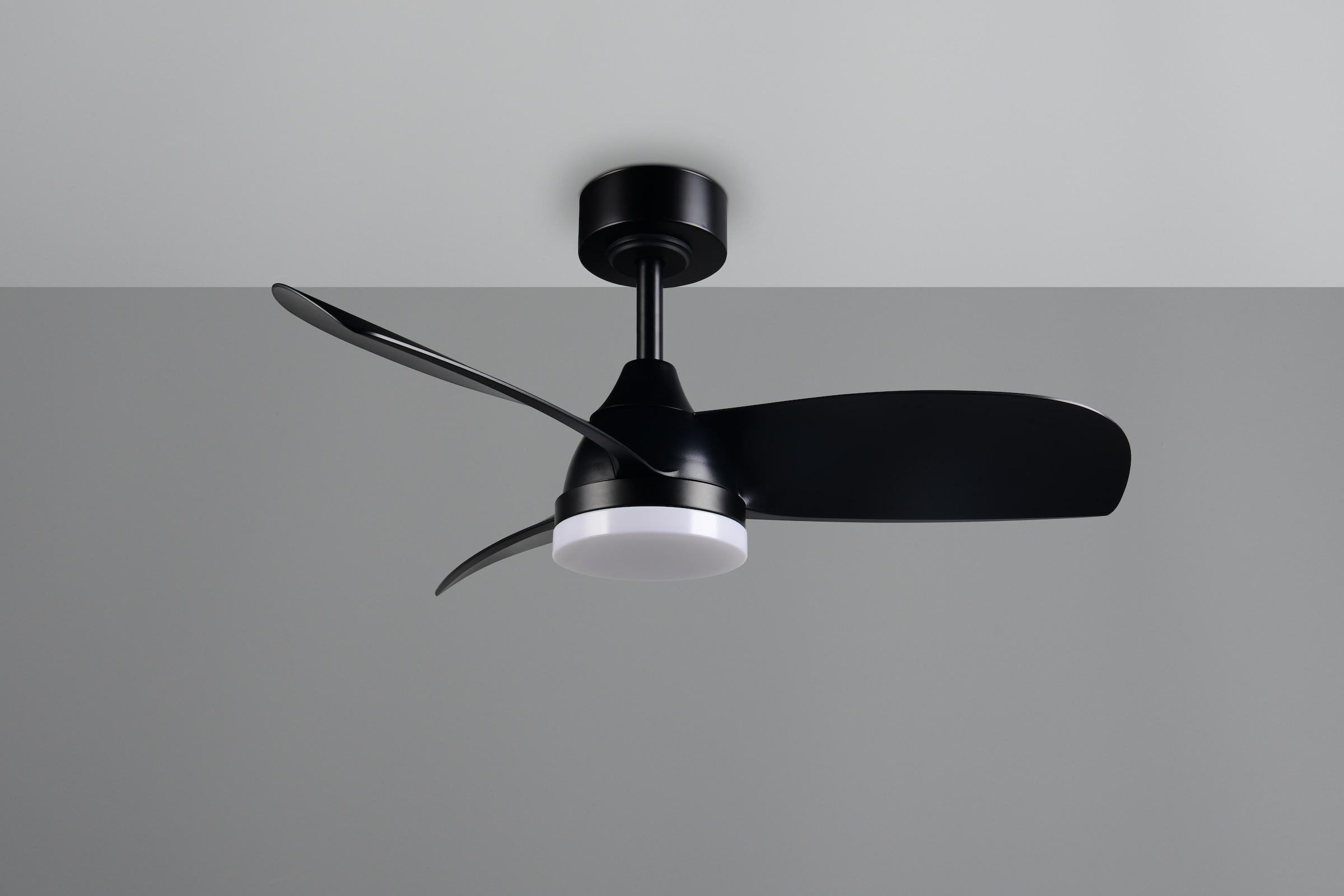 REALITY Leuchten LED Deckenleuchte »HELSINKI mit Ventilator, Deckenventilator mit Licht inkl Fernbedienung« LED-Board 1 Stk. warmweiß - kaltweiß 6 Geschwindigkeiten höhenverstellbar Vor-& Rücklauf dimmbar Nachtlicht